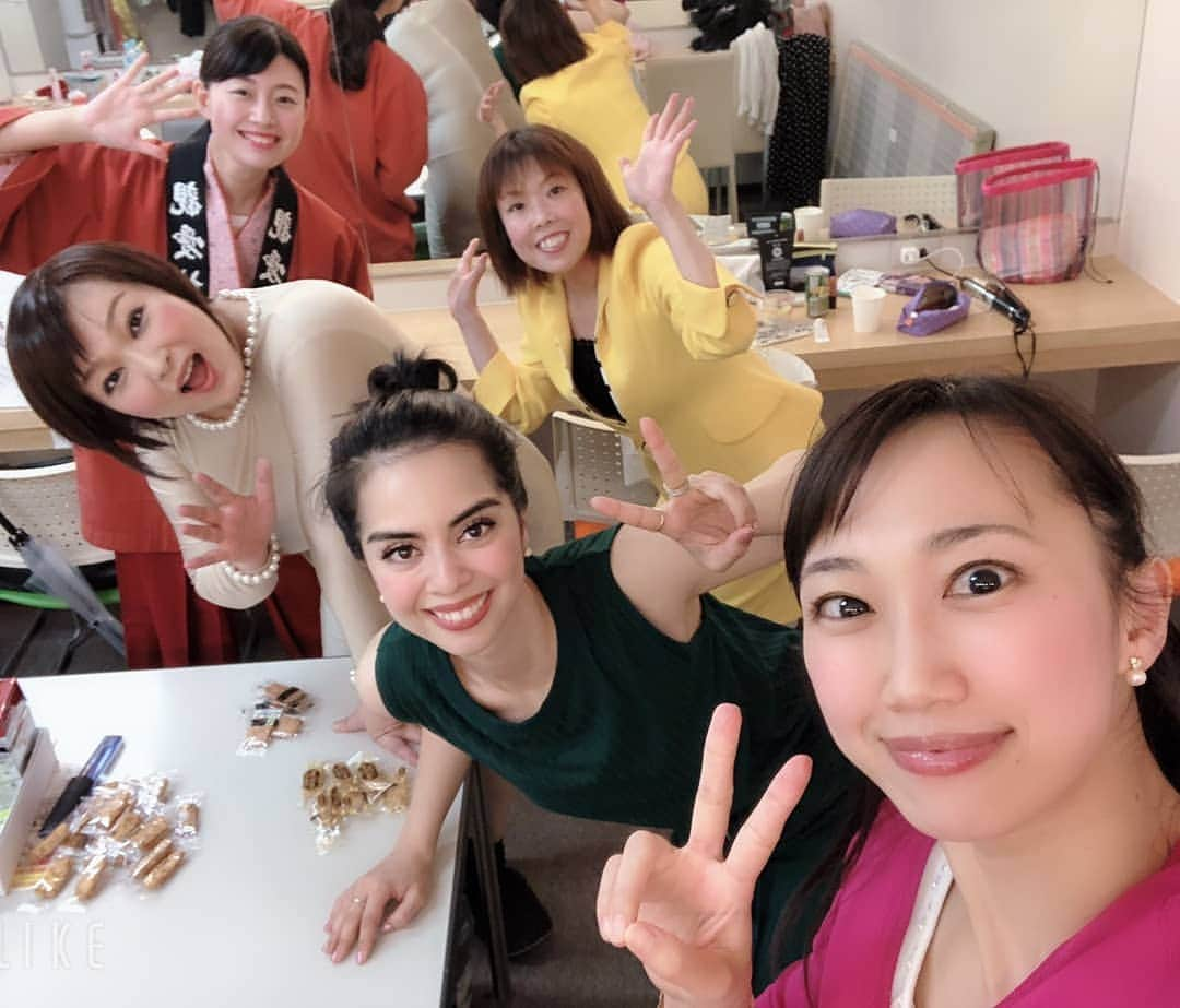 五十嵐サキさんのインスタグラム写真 - (五十嵐サキInstagram)「楽日😃🍀 #なんばグランド花月  #舶来寄席新喜劇 #三週間 の公演 #楽日#千秋楽 #無事終演  #堺少女歌劇団  の #かわいこちゃん 達や #司会 の #ロバータ ともパシャリ #舞台前 に #メンバー とのショットも頂きました📸 #皆様 #インスタにお付き合い頂きまして #有り難うございました #感謝 #吉本新喜劇 #よしもと新喜劇 #五十嵐サキ」6月23日 21時08分 - saki_igarashi