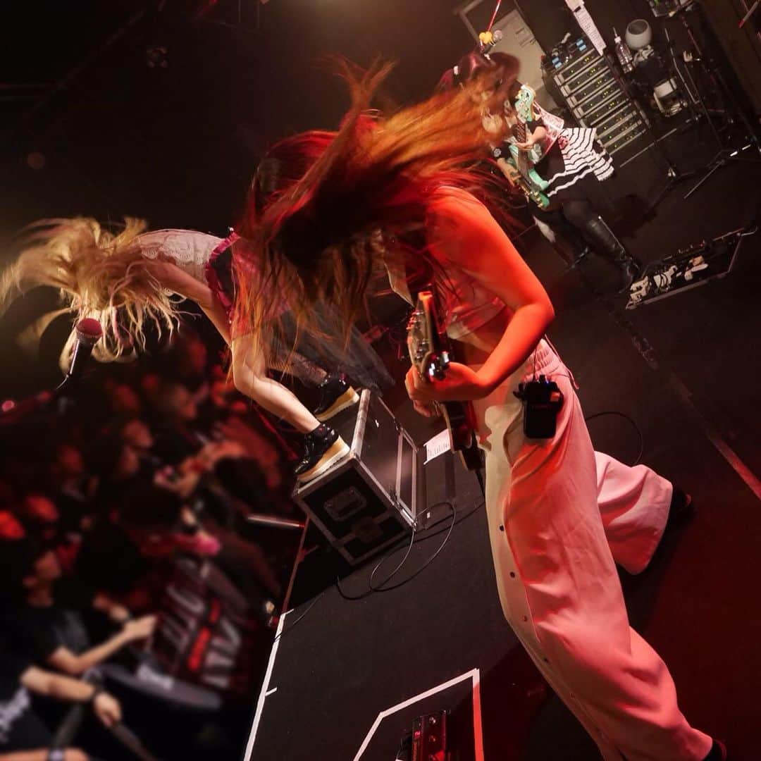 R!Nのインスタグラム：「盛岡Club Change WAVEでした！ ありがとうございました！  ヘドバンめちゃくちゃ楽しかった！ たくさんの笑顔と拳、力強い声をたくさん感じました。盛岡の皆さん最高でした！！ 初めての盛岡、最高の思い出をありがとうございました！！ 明後日は青森！ 楽しむぞー！  明日はみんなでオフ☺️ #Aldious #Tour #Evoke #ヘドバン #アルディアス #盛岡 #岩手 #girls #metal」