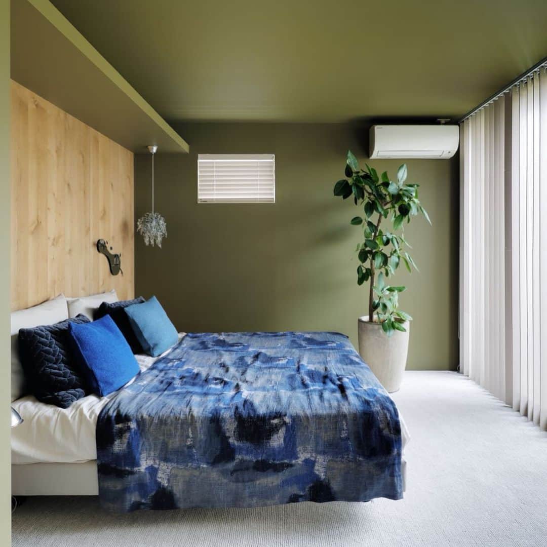 ヘーベルハウス(旭化成ホームズ株式会社)さんのインスタグラム写真 - (ヘーベルハウス(旭化成ホームズ株式会社)Instagram)「木の温もりが感じられるインテリアで落ち着きのある寝室。  癒しのグリーンインテリアに合わせて、寝具は爽やかブルーでコーディネート。  こちらは、藤沢市辻堂にある「藤沢展示場FREX4モデル」にてご覧いただけます！  WEBで見学予約をして下さった方には、これからの季節に重宝される実用的なプレゼントもご用意しています♪  是非お近くのモデルハウスをお調べの上、ご予約ください。プロフィールからヘーベルハウスのサイトにアクセスいただけます。  #ヘーベルハウス  #そうだ展示場へ行こう  #アウトドアリビング #アウトドアリビングフェア #藤沢市 #辻堂 #藤沢展示場 #住宅展示場 #モデルハウス #寝室インテリア #アクセントウォール #注文住宅 #家づくり #建築 #家を趣味にする #植物のある暮らし #雑貨好き #アウトドア好きな人と繋がりたい #homedecor #bedroomdecor #accentwall #instahome #interiordesign #hebelhaus #hebel #hebelwall」6月23日 21時09分 - hebelhaus_official