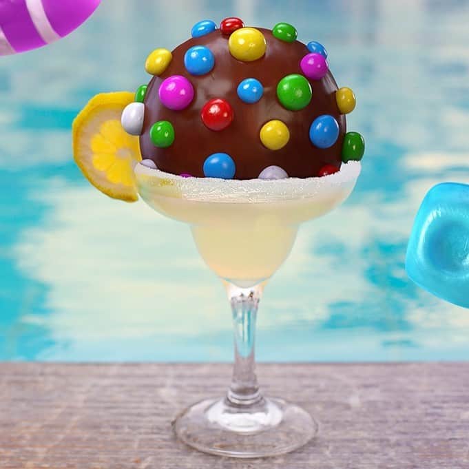 Candy Crushさんのインスタグラム写真 - (Candy CrushInstagram)「Anybody else craving a pool-side Colorbomb cocktail? ❤️🍬❤️🍬 #CandyCrushFriends」6月23日 21時02分 - candycrushsaga