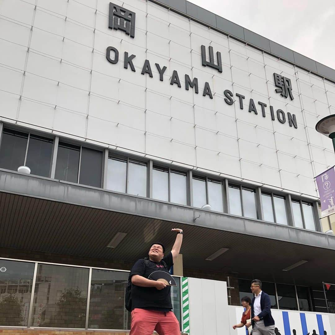 カバさんのインスタグラム写真 - (カバInstagram)「昨日今日と岡山公演ありがとうございました！全4回公演、完売御礼とのことでした！本当に沢山のお客様に大感謝でございます、ありがとうございました！🙏️✨岡山をほんの少し支えさせて頂きましたよ！お客様からの素敵な似顔絵も🙆‍♂️⭐️またお願いしますー！🦛🎉🍖🍖🍖 . #岡山 #2days #沢山のお客様ありがとうございました #大感謝 #岡山支え #アトラスならぬ #カバラス #お支えシリーズ #素敵な似顔絵 #ばり似てる #実はほんの少し岡山住んでました #岡山商科大学 #大学近くのレストラン #レッキー #絶品です #また行きたいな #キャメラマンはいつだって #小西武蔵」6月23日 21時04分 - kabaking0129