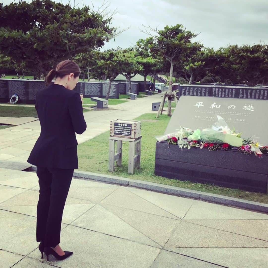 今井絵理子さんのインスタグラム写真 - (今井絵理子Instagram)「「平和を願う」  今日は沖縄県民にとって忘れることができない、忘れてはならない日。 それが慰霊の日です。  大東亜戦争末期の1945年4月、米軍の沖縄本島上陸により多くの沖縄県民の命が奪われました。沖縄戦の組織的戦闘が終結したとされる6月23日を「慰霊の日」と定め、この日には糸満市の平和祈念公園にて沖縄全戦没者追悼式が行われます。  さきの戦争は多くのかけがえのない命だけでなく、それまで沖縄に流れていた時間や生活を全てを奪い、残された県民の心に深い傷を負わせた許しがたいものでした。  当時を経験したわけではありませんが、沖縄の血が流れているからこそわかる痛みや悲しみなど、心の"つながり"を感じます。  令和になって初めての追悼式。 小学6年生の山内玲奈さんが、この日に向けて綴られた平和の詩を朗読されました。 「家族と友達と笑い合える毎日こそが  本当の幸せだ」  当たり前の日常を当たり前に過ごせることがどれほど幸せなことなのか。山内さんが詩の中で訴えられていたことです。  平和とは何なのか、 戦争とは、命とは... 沖縄の人間としてそれらに向き合いながら、平和を願う心を持ちながら、戦争のない、戦争をしない国にしなければならないと強く決意した慰霊の日となりました。  おごそかな式の中で、政権批判のためのヤジが飛び交う場面もありました。ときに、おさえきれない怒りや悲しみが声となることはあるでしょう。しかし、あざ笑う声が聞こえてきたときは、許せなかった。 とても平和を願っているようには思えませんでした。  本当に全戦没者に向けてウートートー(手を合わせる)していますか？  せめてこの日くらいは、みんな同じ気持ちで全戦没者とご家族の皆さんに対する哀悼の意と、平和への決意を静かに表したい。  せめてこの日くらいは、沖縄の歴史を政争の具にするのではなく、みんな一つになれたらいいのにな。  山内さんは平和の詩の中でこう続けられました。 「未来に夢を持つことこそが  最高の幸せだ」  今日こそ、すべての子どもたちが未来に夢をもつことができるように、私たち日本人全員が心を一つにして「平和」を誓い捧げる日にしなければならないと思いました。  忘れないように、 あの日のことを。 未来に進んでいこう、 この日から。」6月23日 21時05分 - erikoimai0922