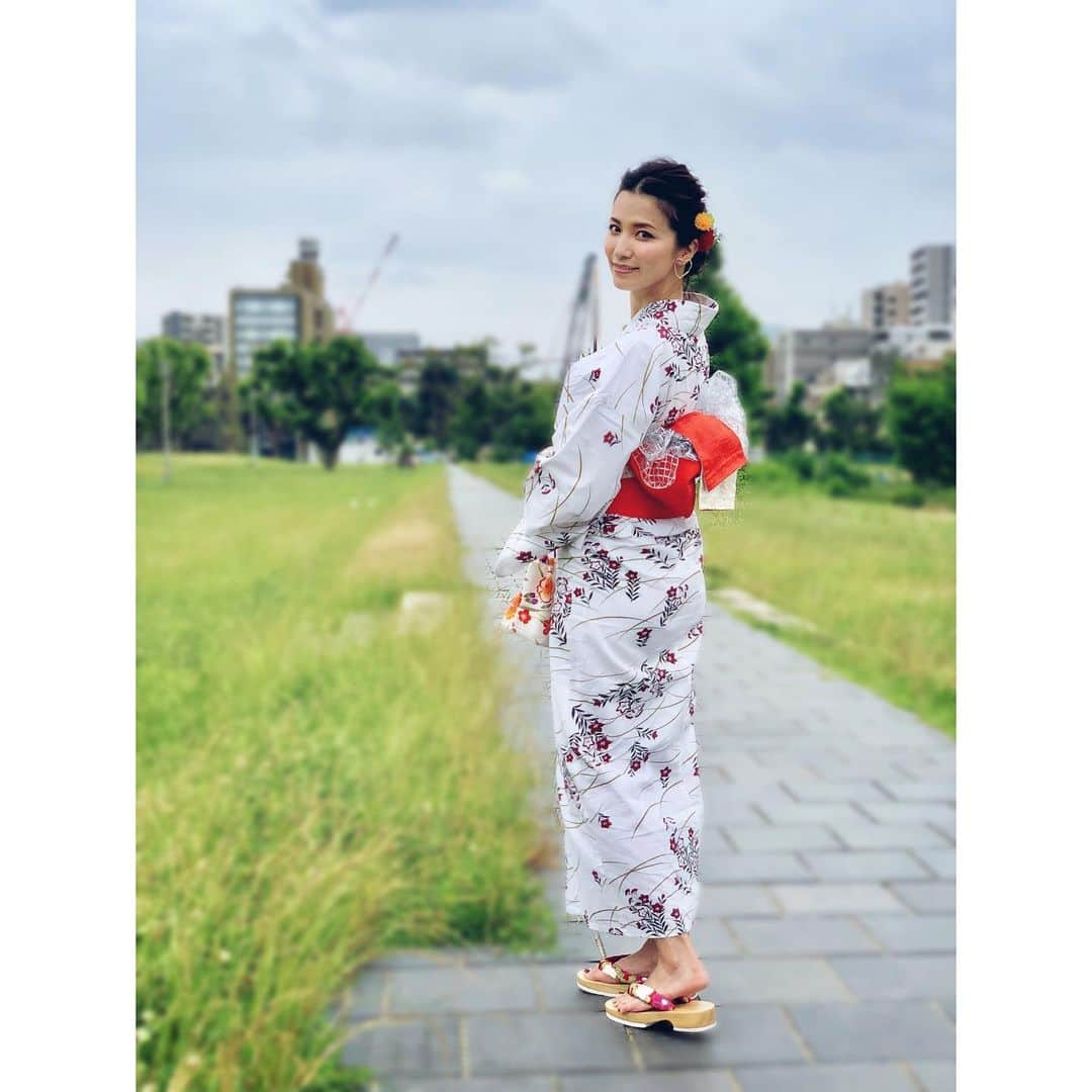 戸田れいさんのインスタグラム写真 - (戸田れいInstagram)「👘❤️ ・ ・ 今年初の浴衣は白でした🕊 似合うかな?? ・ 浴衣を着ると、お祭りとか花火に行きたいなって毎年思うけど…もう何年も行けていないような… 今年の夏はもっと満喫したいな🌺 ・ ・ #大阪 #イベント #浴衣 #japanesegirl #japan #kimono #instalove」6月23日 21時06分 - rei_toda