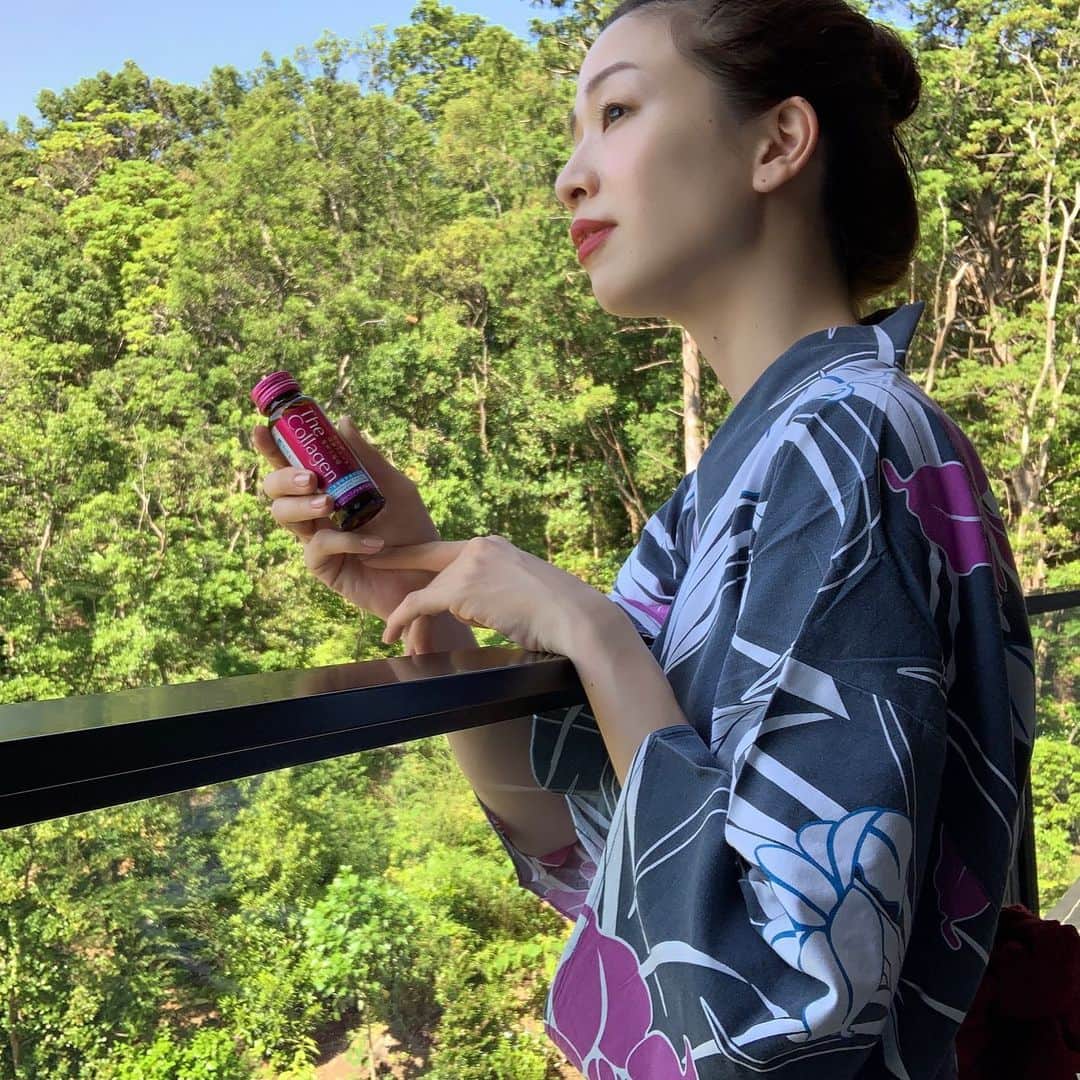 のインスタグラム：「🧚🏻‍♀️ . 日舞のお稽古で日常的に浴衣を着ていますが 旅館で着ると気分が違っていいなぁ〜！！ . 旅行のあとに控えた撮影のために、 旅先にもコラーゲンドリンクを持参していたよ⛩ ルーティンが崩れると肌が影響を受けやすいので お守り的に取り入れていたりします🤤 . ザ･コラーゲンは爽やかでフルーティな味が好きで、 お風呂上がりに冷やしておいたものをプハーッと飲んでる！！笑 . 年齢と共に減っていくと言われている セラミドやコラーゲンがしっかり配合されているので、 頼りにしていきたいお年頃であります🙆‍♀️ もちろん、日々のケアと食事と睡眠は大切に✨✨ . . #trip #travel #xiv #toba #japantrip #yukata #ザコラーゲン #ザコラーゲンW #美容特許成分配合 #美容ドリンク #インナービューティー #コラーゲン #セラミド #ザコラーゲンW_PR」