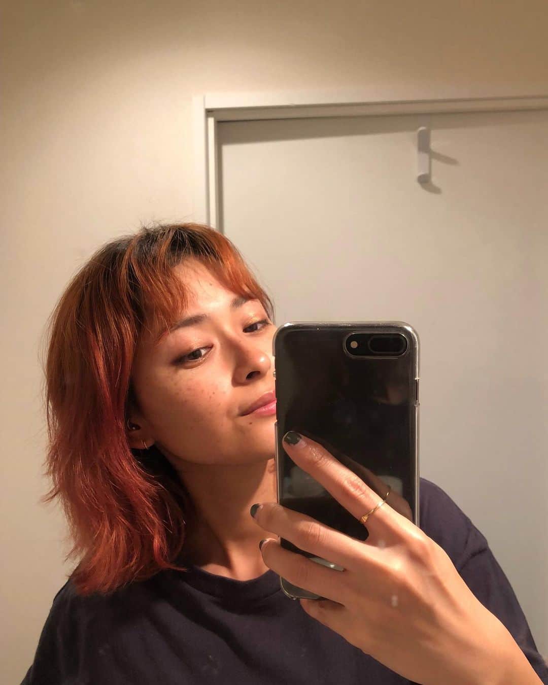 松本瞳さんのインスタグラム写真 - (松本瞳Instagram)「. 髪色をお伝えするためにノンフィルターでございます。初めてのオレンジ。 . 🧡🧡🧡 @y0sh1tatsu .」6月23日 21時11分 - hitomi.mats
