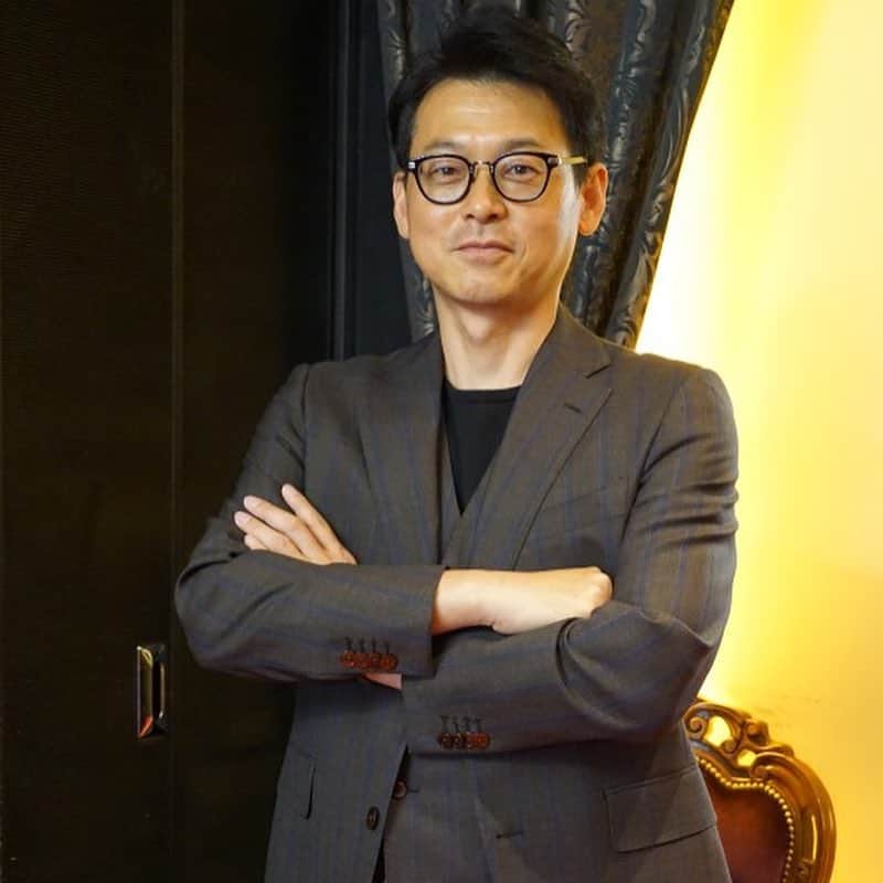 のインスタグラム：「Good brown suits. ・ ご転勤先のご活躍を陰ながらお祈りさせていただいております。 当店をお選びいただきありがとうございます。 ・ サヨナラだけが人生だ。なんてもう昭和のお話。これからもどうぞよろしくお願い致します🤲 ・ #streetstyle #streetphotography #dapper #dappermen #dandy #dandystyle #dapperfashion #menwithclass #mensclothing #menwithstyle #menswear #mensweardaily #outfitoftheday #ootdfashion #style #gentlemen #gentlemanstyle #mnswr #fashionblogger #classicman #tailormade #vintagestyle #gq #dapperstyle#suit  #pittiuomo #gqstyle #ordersuit #オーダースーツ #オーダースーツ大阪」