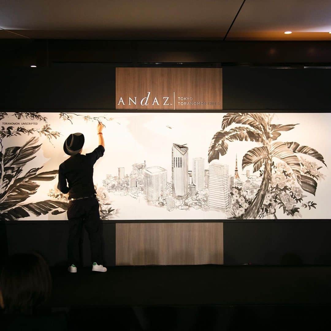 Andaz Tokyo アンダーズ 東京さんのインスタグラム写真 - (Andaz Tokyo アンダーズ 東京Instagram)「TORANOMON UNSCRIPTED by Shukou Tsuchiya 🖼🎨 To celebrate our 5th Anniversary, we welcomed back talented artists for a very special #AndazSalon. Japanese ink painter Shukou Tsuchiya impressed guests with a live performance of Suiboku ink painting that combined traditional techniques with innovative themes. Tsuchiya’s piece represents his vision of the past, present and dynamic future of our Toranomon neighborhood. 🌟 6/11アンダーズ 東京の開業5周年パーティーでは、過去にアンダーズ サロンにも登場した水墨画家土屋 秋恆氏が、ライブパフォーマンスで登場しました。 「TORANOMON UNSCRIPTED」をテーマに、未来の虎ノ門の町に水墨画で美しい木々や花を咲かせました。 新国際都市としての期待が高まる虎ノ門地区を象徴する、伝統と革新が融合するパフォーマンスとなりました。」6月23日 21時13分 - andaztokyo