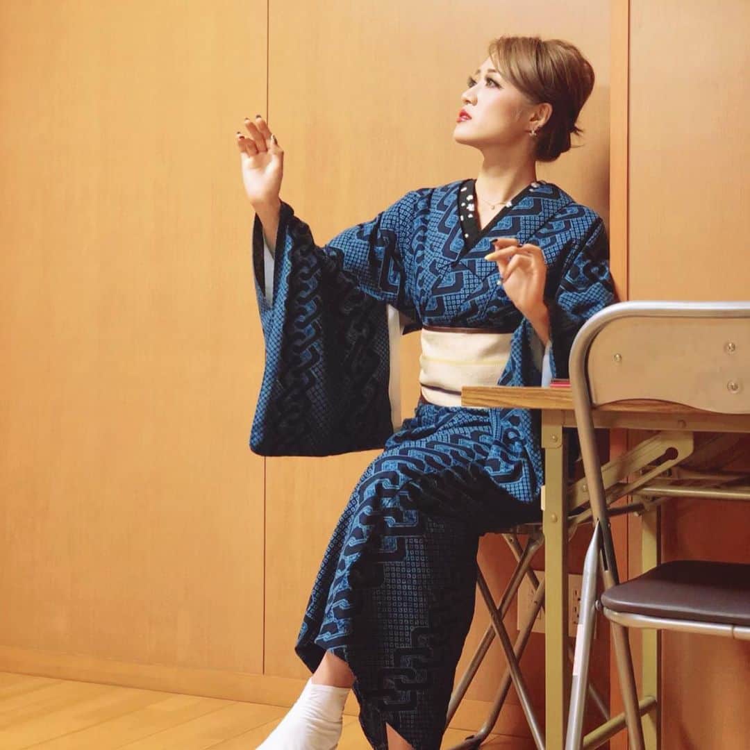 五月千和加さんのインスタグラム写真 - (五月千和加Instagram)「. お稽古日😉✨ 門下生のみんなに会える日はとっても楽しいです！ 空き時間は1人妄想に耽る、、、振付時間🤔💖 . #kimono #yukata #dance #dancer #teacher #teach #着物 #浴衣 #日本舞踊 #日本舞踊家 #先生 #踊り #踊りの先生 #習い事 #自分磨き #culture #upstyle #アップスタイル #brunette #blond #和装ヘア #振付 #仕事 #ワークスタイル」6月23日 21時27分 - satsuki_senwaka