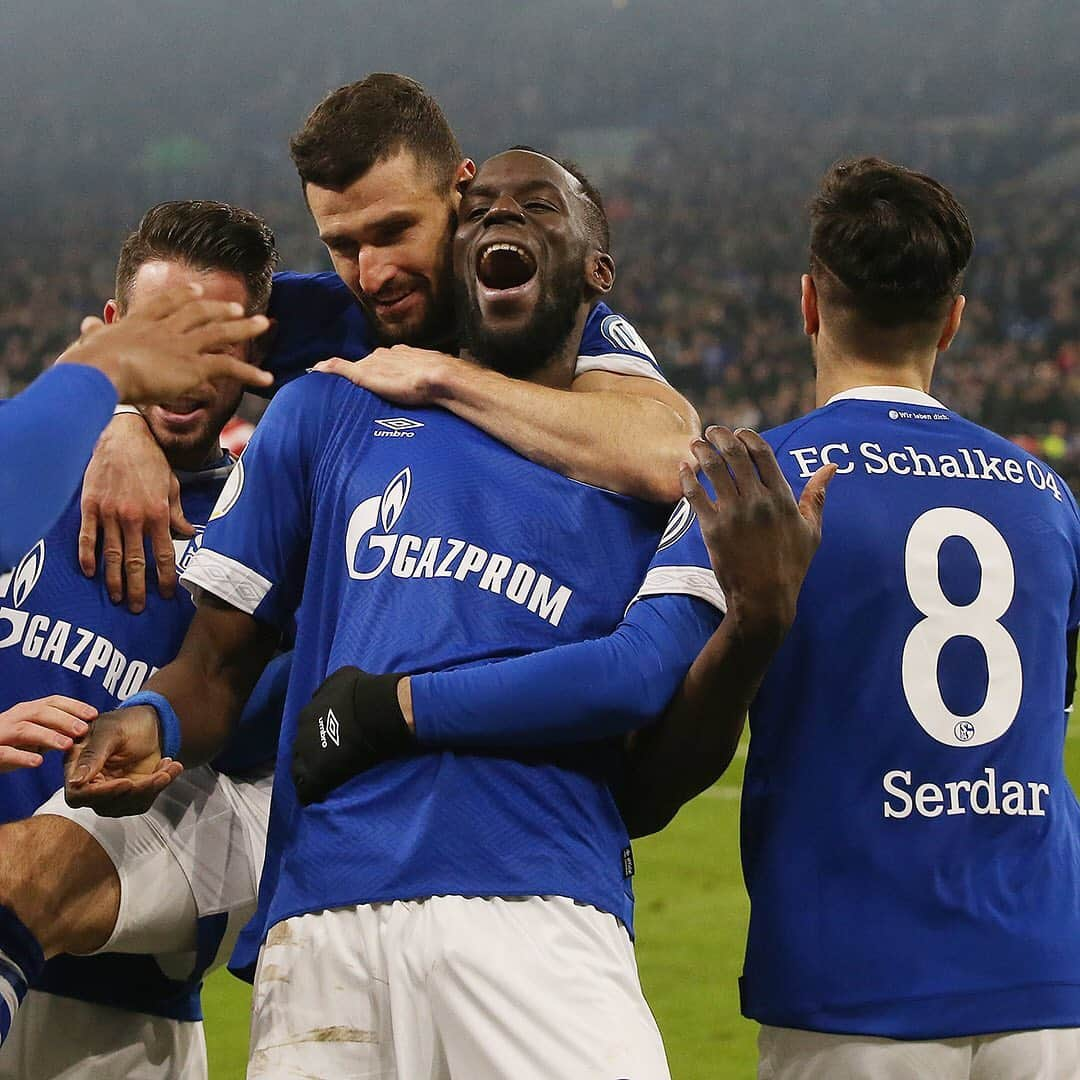 シャルケ04さんのインスタグラム写真 - (シャルケ04Instagram)「Can you spot the five differences in the second photo? 🧐 . . #Schalke #S04 #Football #Soccer #Knappen #WirLebenDich #🔵⚪️ @doudou_salouf @suatserdar8 @markuth @danielcaligiuri18」6月23日 21時26分 - s04