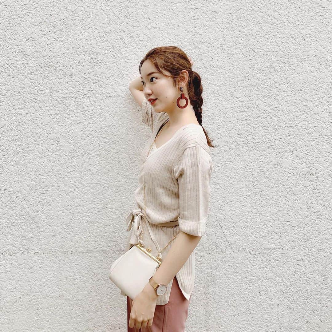 mina hinokuchiのインスタグラム：「. ピコカシュークールカーデと、新色ダークピンクのスラックスパンツ🌱 カーデはニットキャミとセットだから、このセットで色んな着方が楽しめそう♡ スラックスパンツはお気に入り過ぎて、ぴらちゃん・まるちゃんと2色買いしました💯✨ . #whoswhochico #salonbychico #フーズフーチコ #salonbychico_yokohama #mina_chicode」