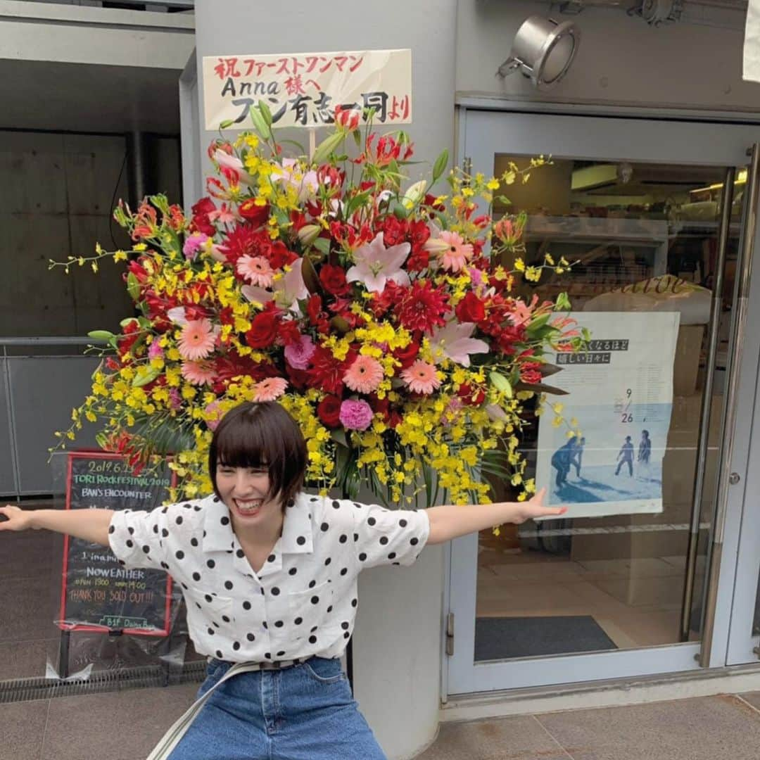 Annaさんのインスタグラム写真 - (AnnaInstagram)「人生初ワンマンライブ、来てくださった方本当に本当にありがとうございました！！！！ * もう言葉だけでは伝えきれないほど楽しくて嬉しくてみんなが優しくて。本当に皆さんにまた会いたいと思えた日だった。 * 載せたい写真も沢山あって、また何日かは余韻に浸ると思う笑 スタッフさん、親、そしてファンの人たちに本当に感謝が止まらないし、もっともっと頑張ろうって思えた。 これからもたくさん皆さんに歌を届けていきたいので、Annaをよろしくお願いします。 #anna初ワンマン #本当に #泣いちまったんよ #大きなお花もらって #家に帰ってきて #プレゼントとお手紙見て #また泣きそうになった #本当にもっとたくさんみんなに #歌を届けられるようにがんばります」6月23日 21時19分 - anna_mysticeyes