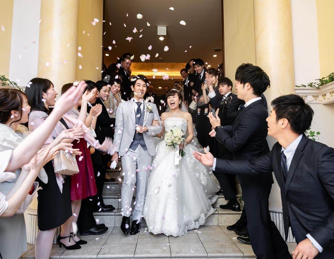 BRAININGPICTURES_tokyoさんのインスタグラム写真 - (BRAININGPICTURES_tokyoInstagram)「ゲストの方にご協力を頂いて、フラワーが全力で舞うシーンを作るのが最高だと思ってます。  Company:⁣ @brainingpictures_tokyo⁣ photo by @taichimrkm⁣ ⁣ #brainingpictures  #brainingpictures_tokyo  #wedding #weddingday #weddingphotography #weddingphotographer #veryspecialday  #bridal  #花嫁準備 #関東前撮り #卒花  #タカミブライダル #南青山ルアンジェ教会  #ウェディング  #ブライダル  #結婚式 #結婚 #結婚写真  #関東花嫁  #ウエディングレポ #プレ花嫁さんと繋がりたい  #プレ花嫁  #2019夏婚  #2019秋婚  #2019冬婚」6月23日 21時19分 - brainingpictures_tokyo