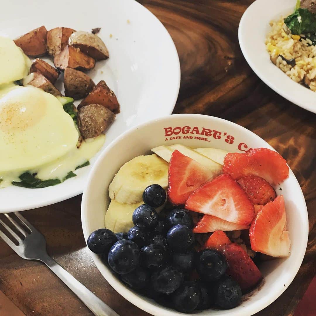 野波麻帆さんのインスタグラム写真 - (野波麻帆Instagram)「. Bogart’s Cafeでの朝食。 フライドライス、エッグベネディクト、もちろんアサイーボウルも。 #hawaii #trip」6月23日 21時20分 - mahononami