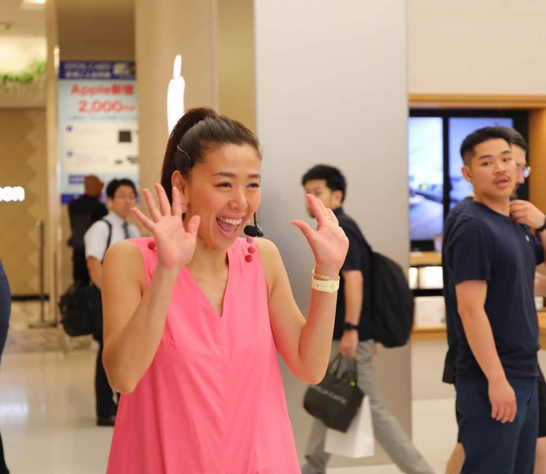 野沢和香さんのインスタグラム写真 - (野沢和香Instagram)「YOGA @apple 🍎  apple ならではの巨大モニターを使いながらのヨガ&メディテーション 雑踏の中でも、どこでだってヨガはできる❤️ #国際ヨガデー」6月23日 21時20分 - wakanozawa