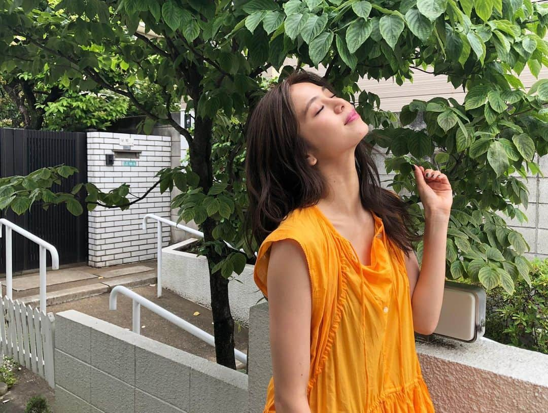 佐藤晴美さんのインスタグラム写真 - (佐藤晴美Instagram)「今日は、湿気よ飛んでけ〜って気持ちで鮮やかなオレンジ✌️🍊 このトップス、 リサイクルでできてる♪ それでもって着心地良すぎる。 環境に優しくて心にも優しい^ ^」6月23日 21時28分 - sato_harumi__official