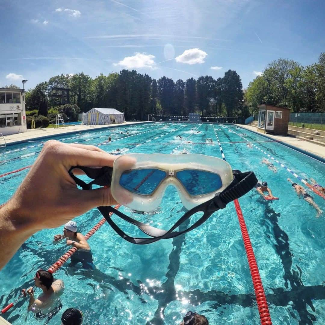 スピードさんのインスタグラム写真 - (スピードInstagram)「There’s nothing better than an outdoor swim 💙 Photo by @alexis_fortin #Speedo #Pool #Swimming」6月23日 21時30分 - speedo