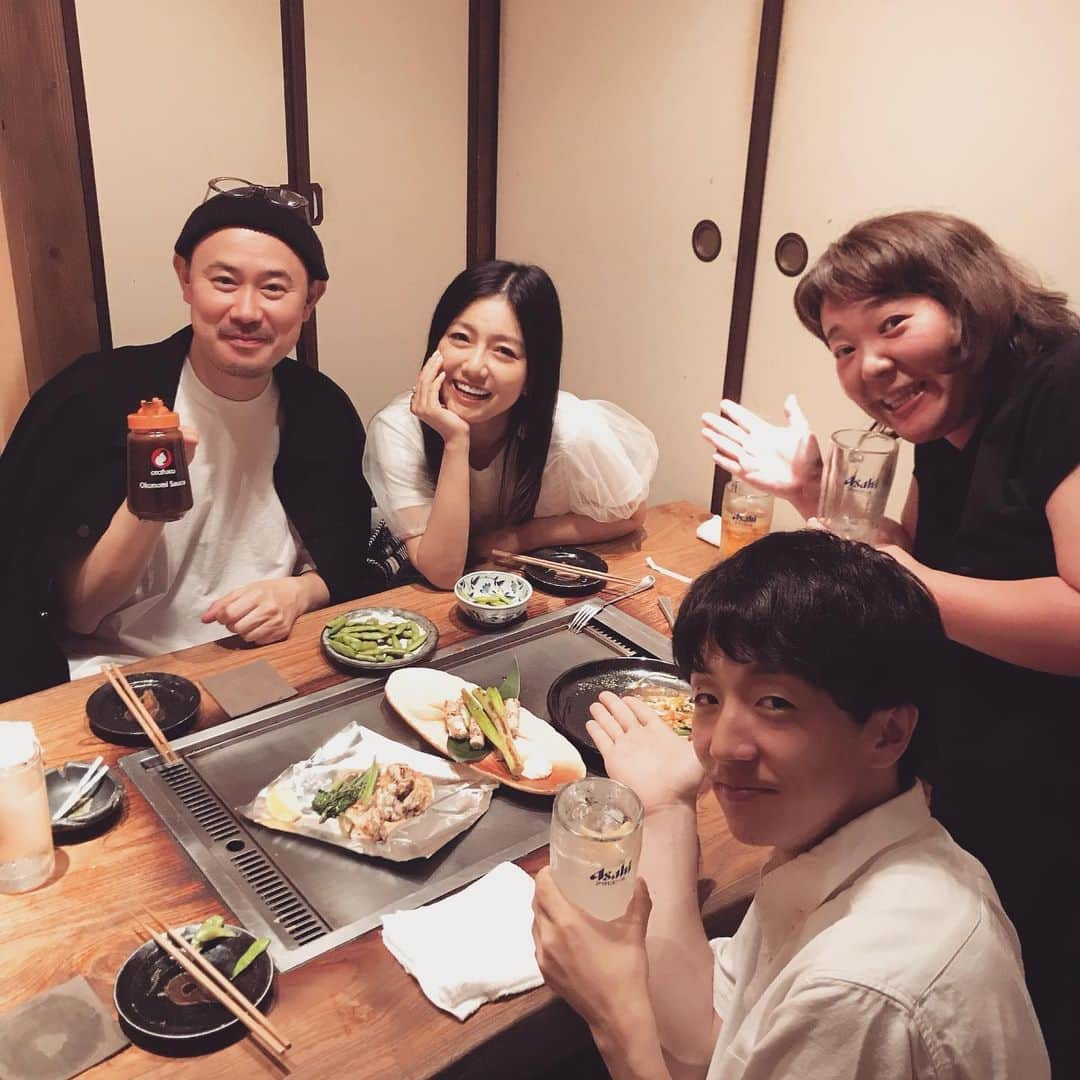 島谷ひとみさんのインスタグラム写真 - (島谷ひとみInstagram)「偶然会うと嬉しいやつ♡  広島の地元ロケで、立ち寄ったカフェが友達のやってるカフェだったこと。  お陰で、かなりゆっくりさせてもらったw  それから、  メイクの奥ちゃんも偶然広島にいたことw  snsってほんと便利ね〜 「もしかして、島ちゃん今広島にいる？」 ってw  おかげで、みんなで夜は鉄板焼き屋さんでお酒片手に爆笑の渦にw  メイクさんとメイクさんのコラボは最強に笑えましたw  久しぶりのお酒は、身体と心に沁みました♡  あ〜、また明日から一週間始まるね。  頑張りましょねぇ〜🤗 #ロケ #広島 #島谷ひとみ」6月23日 21時31分 - shimatani_hitomi_official