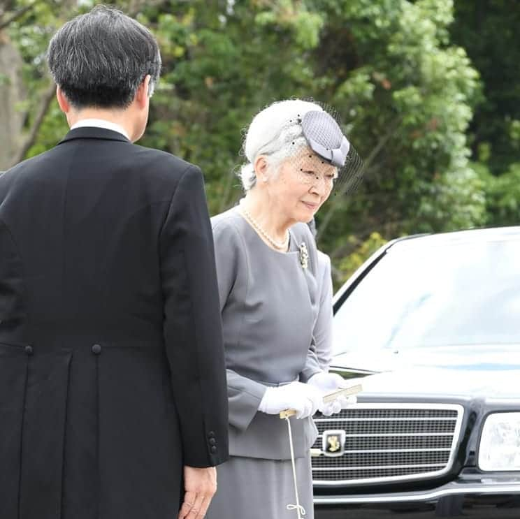 女性自身 (光文社)さんのインスタグラム写真 - (女性自身 (光文社)Instagram)「【美智子さま 心臓疾患発覚でも「手術しない」4年前の決断】 （C）JMPA 美智子さまは京都ご訪問直前の8日、心臓の検査をお受けになっていた。宮内庁は、血液の一部が逆流する中等度の三尖弁逆流症、軽度の僧帽弁逆流症および不整脈の所見が認められると発表。心臓への負荷の増大が疑われるものの、すぐに手術はせずに経過観察をしていくという方針を示した。 16日、美智子さまは都内の病院で右目の白内障手術を受けられた。23日には左目の手術を受けられる。 ※詳細はプロフィールのリンクからWEB女性自身へ スクープダイジェストをストーリーで公開中！  #上皇陛下 #上皇后陛下 #美智子さま #京都 #孝明天皇陵 #明治天皇陵 #手術 #経過観察 #皇室 #女性自身 #いいね #フォロー」6月23日 21時43分 - joseijisin