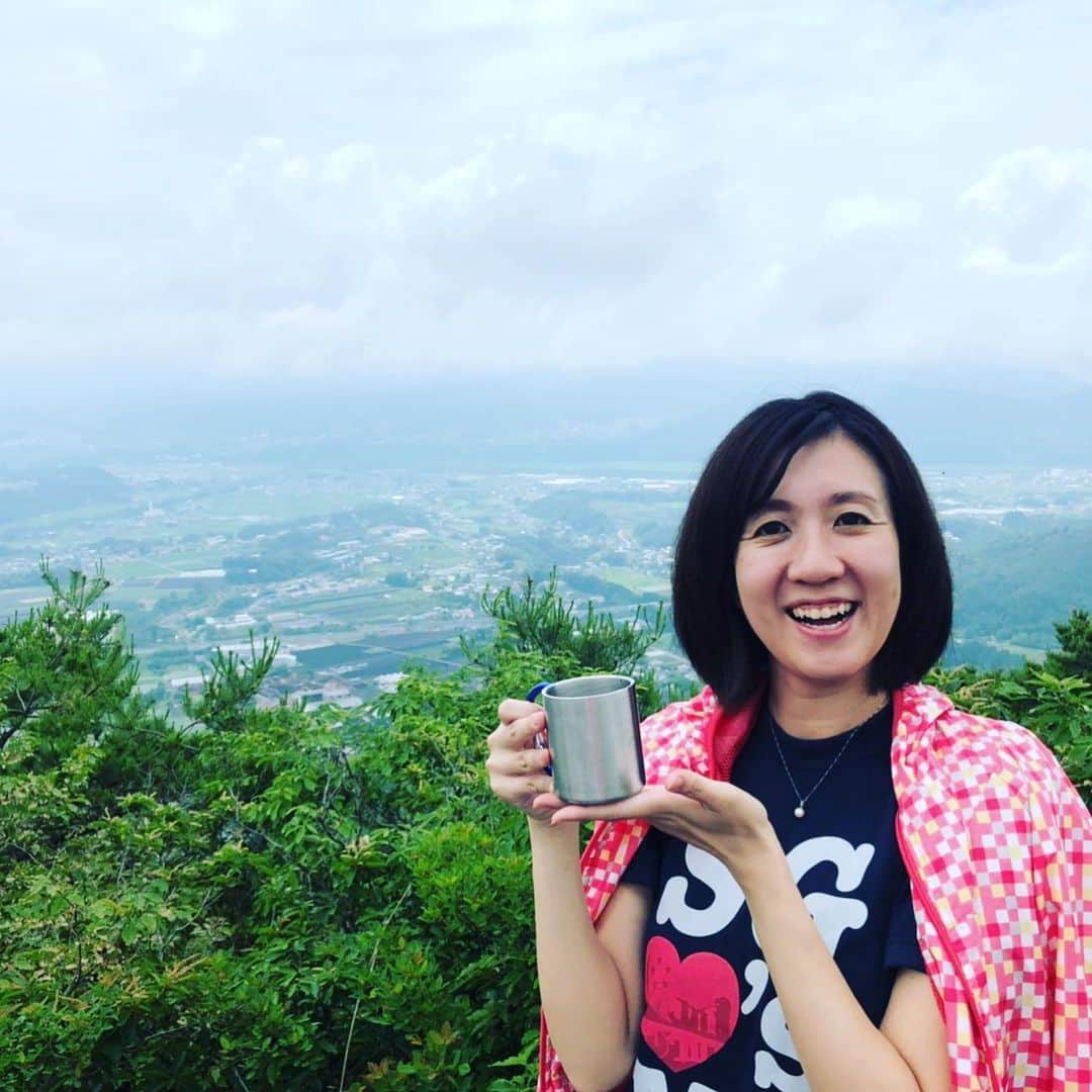 三隅有里子さんのインスタグラム写真 - (三隅有里子Instagram)「* 梅雨の晴れ間を利用して、沼田市の戸神山へ⛰仕事以外で県内の山に登ったのは初めてです！登山が趣味のお友達が一緒で心強い限りでした。頂上から見た景色も最高でしたが、頂上でお湯を沸かしてくれて、食べたカップラーメンと飲んだコーヒーの美味しい事😳 また登ります☺️ #登山 #山登り #ハイキング #山 #mountain #山ガール #yamagirl #戸神山 #沼田 #numata #群馬 #gunma #梅雨 #梅雨の晴れ間 #登山の記録  #群馬テレビ #群テレ #gtv #アナウンサー #休日 #off」6月23日 21時36分 - misumi_gtv