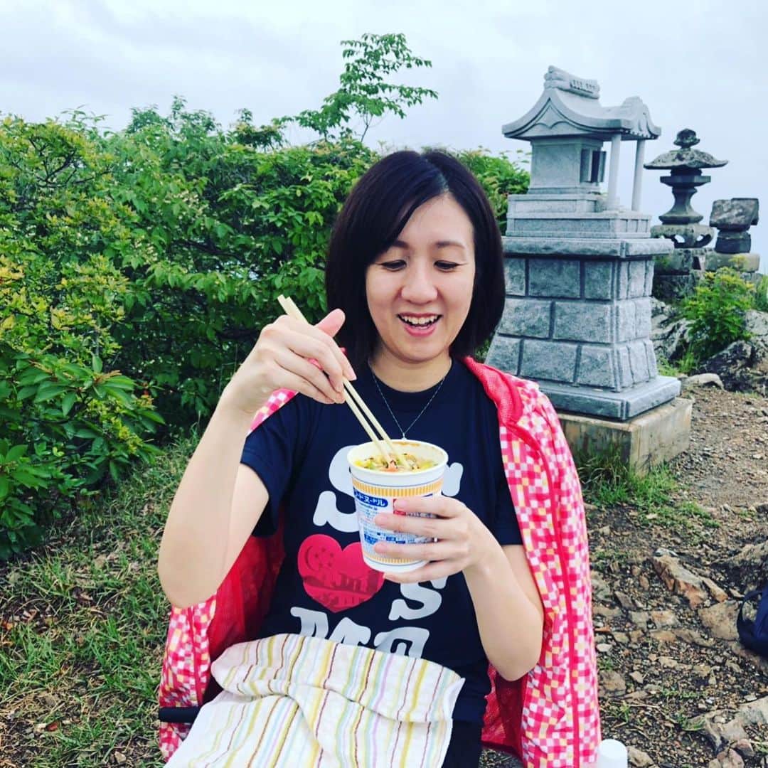 三隅有里子さんのインスタグラム写真 - (三隅有里子Instagram)「* 梅雨の晴れ間を利用して、沼田市の戸神山へ⛰仕事以外で県内の山に登ったのは初めてです！登山が趣味のお友達が一緒で心強い限りでした。頂上から見た景色も最高でしたが、頂上でお湯を沸かしてくれて、食べたカップラーメンと飲んだコーヒーの美味しい事😳 また登ります☺️ #登山 #山登り #ハイキング #山 #mountain #山ガール #yamagirl #戸神山 #沼田 #numata #群馬 #gunma #梅雨 #梅雨の晴れ間 #登山の記録  #群馬テレビ #群テレ #gtv #アナウンサー #休日 #off」6月23日 21時36分 - misumi_gtv