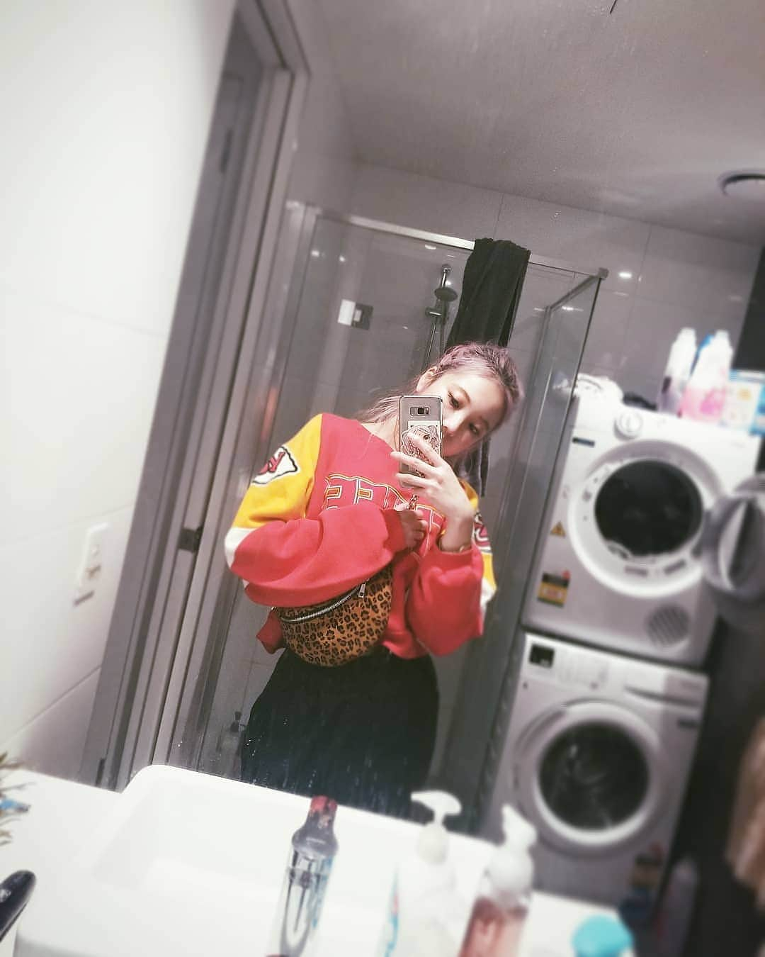 小林レイミさんのインスタグラム写真 - (小林レイミInstagram)「Yours house🛀🏡? #mirrorselfie #usedclothing #used #bathroom #australian #hairstyles #pinkhair #fashionpost #harajuku #古着 #友達の友達の家」6月23日 21時37分 - _reimi._____