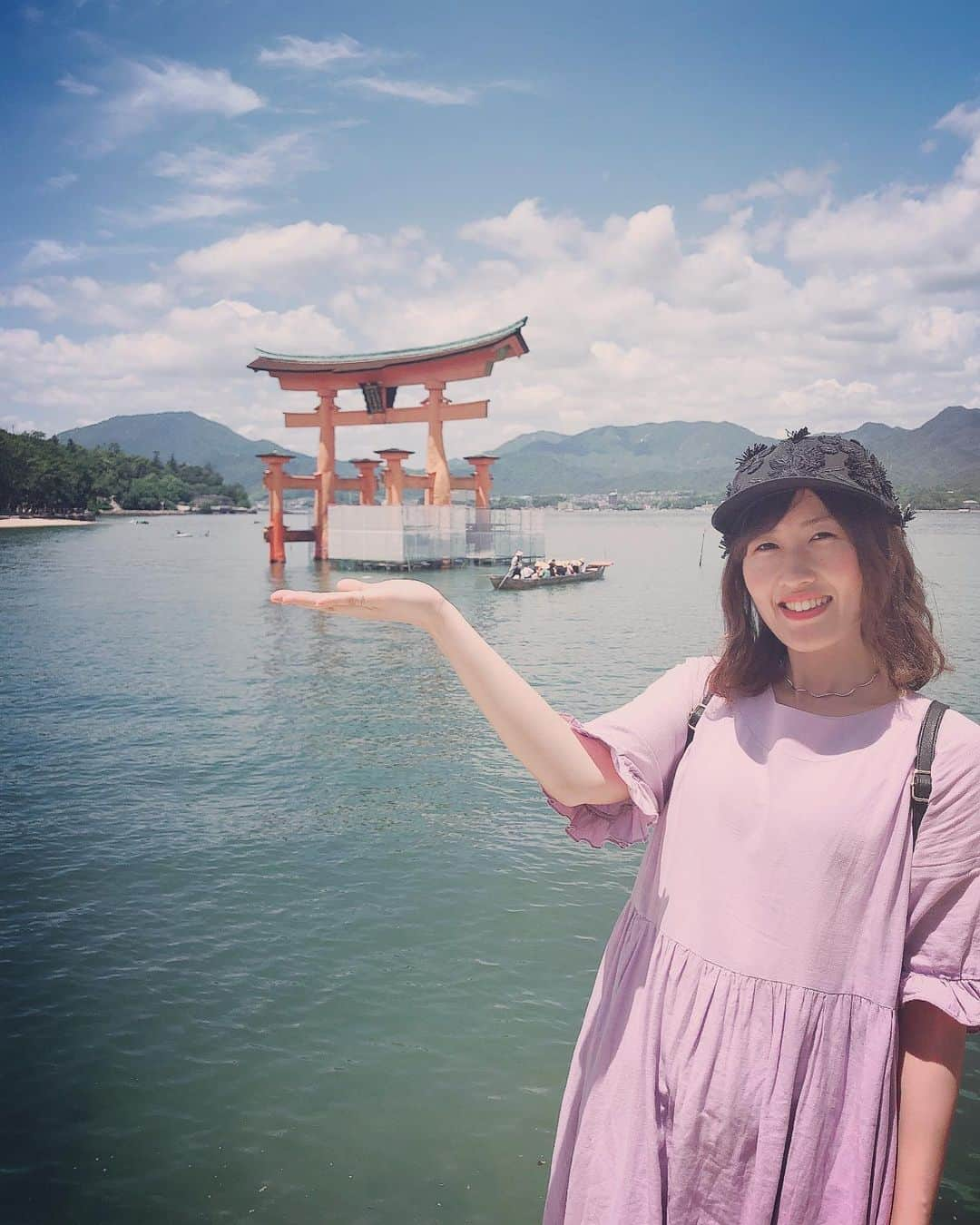 澤村小夜子さんのインスタグラム写真 - (澤村小夜子Instagram)「#広島観光 ⛩ . #宮島 の街でラムネ 手乗り #大鳥居 #厳島神社 #川創 の #ウニホウレンと #マチョーキ #揚げもみじ饅頭 #宮島水族館 #景色はいいけどチャック全開 #あなご飯うえの  #鹿  #広島最高 #楽しかった #またね #澤村小夜子 #バンホーテンさやこ」6月23日 21時37分 - sayako_negoto