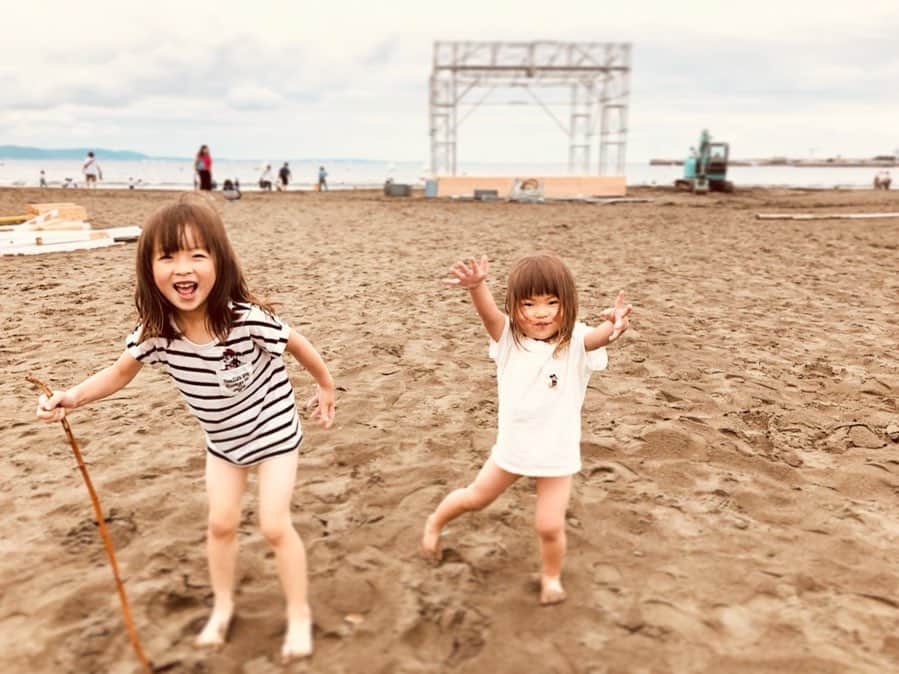 Megumiのインスタグラム：「肌寒かった今日。パンツもシャツもビチョビチョになるまで遊んだ人たち（笑） 波打ち際で遊ぶのも、砂浜で砂遊びするのも、貝殻探しも🐚子供は大好きだよね(〃ω〃) 🌻 今年の夏は海で沢山遊ばせてあげよぅ♡  夏本番に向けて海の家やら舞台やら建設ラッシュでした。 もうすぐ夏が来るね🍉🌴♪♪ 🌻  #鎌倉 #江ノ島海岸 #江ノ島」