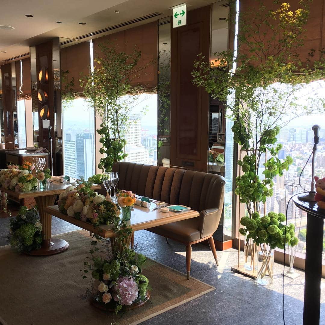 小川永子さんのインスタグラム写真 - (小川永子Instagram)「昨年オープンしたばかりの テーブル9🍴  180度東京を見渡せる 最上階からの眺めはさることながら  お料理が非常に繊細で美味しいレストランです🚩  昼間は自然光に優しく照らされて、 夜は夜景のロマンティックな明かりに包まれて  ホテルウェディングなのに 外の景色も楽しめる素敵な会場ですね‼️ 司会をしていても、 開放感のある雰囲気に、 言葉が自然と降りてきます🎤✨ #ホテルウェディング  #ウェディングレポ #テーブル9東京  #最上階からの眺め #写真 #アナウンサー #レストランウェディング #プーさん #wedding  #photo #tokyo」6月23日 21時38分 - hisak03