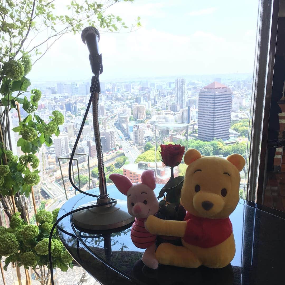 小川永子のインスタグラム：「昨年オープンしたばかりの テーブル9🍴  180度東京を見渡せる 最上階からの眺めはさることながら  お料理が非常に繊細で美味しいレストランです🚩  昼間は自然光に優しく照らされて、 夜は夜景のロマンティックな明かりに包まれて  ホテルウェディングなのに 外の景色も楽しめる素敵な会場ですね‼️ 司会をしていても、 開放感のある雰囲気に、 言葉が自然と降りてきます🎤✨ #ホテルウェディング  #ウェディングレポ #テーブル9東京  #最上階からの眺め #写真 #アナウンサー #レストランウェディング #プーさん #wedding  #photo #tokyo」