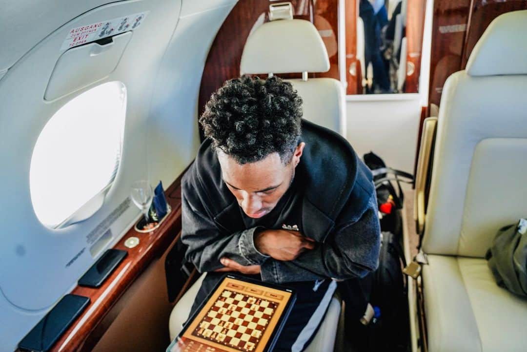 サネリー・ジェームズのインスタグラム：「♟」