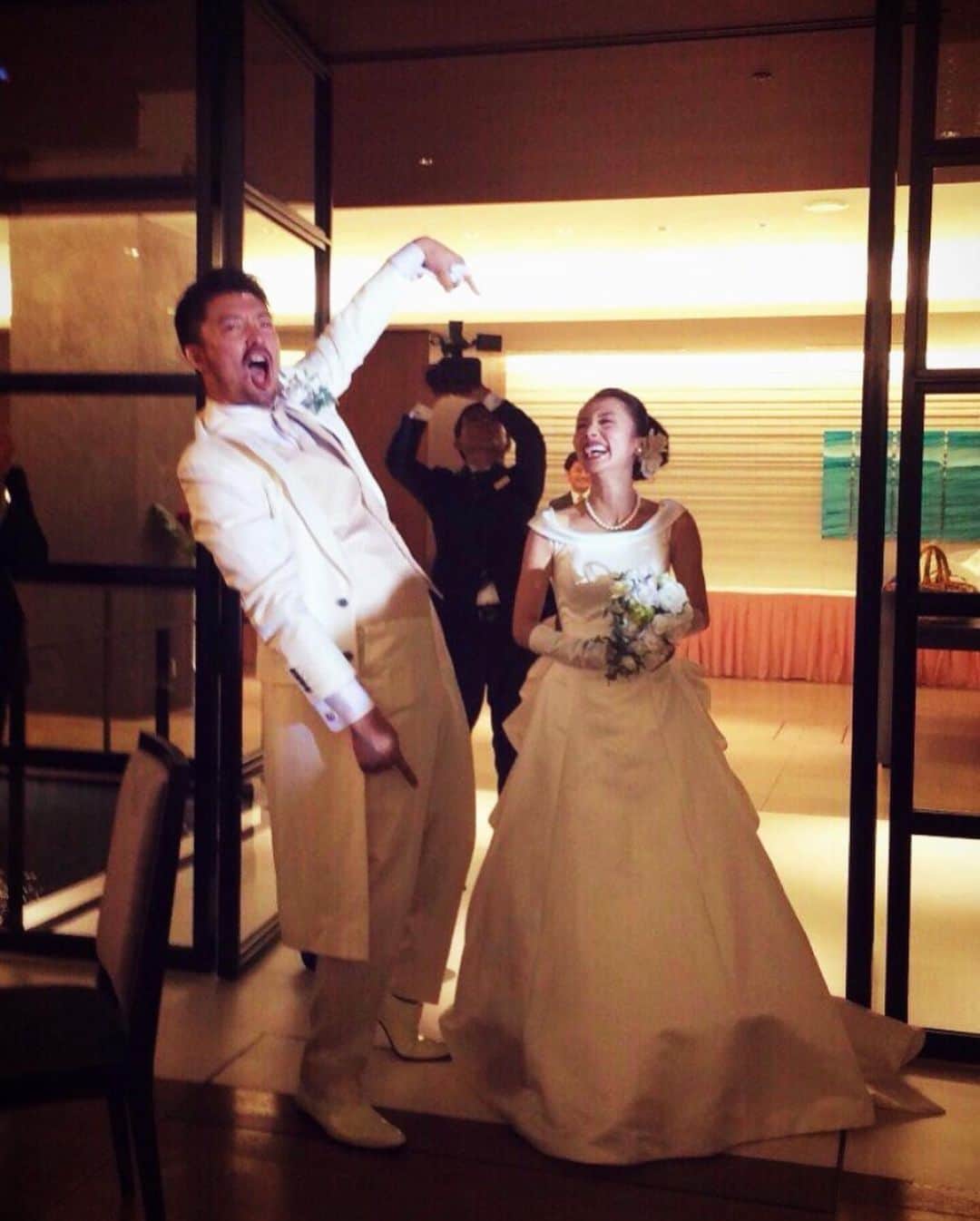 楊原京子さんのインスタグラム写真 - (楊原京子Instagram)「広島マツダ CEO松田 哲也さん著書の 『2045年、おりづるタワーにのぼる君たちへ』  の出版記念パーティーへ出席させていただきました。 実は私たちが結婚する際に、 夫の地元である広島の厳島神社で式をして、 披露宴はやらないことにしていたのですが、  松田さんが、 『式の後にこじんまりお好み焼き屋さんで打ち上げでもしよう！』 と言ってくださり、連れてって頂いた場所が、  立派な披露宴会場で... 控え室に案内して頂き、  そこになんと! ウェディングドレスがかかっていて.... 『今から1時間後に披露宴が始まるから、急いで準備を始めるように! 』 と!!! とにかく何が何だかよくわからないまま急いで支度し、ウェディングドレスを着て連れてってもらった扉の先は... 私達の友人が勢揃いで..... 大拍手で迎えてくれたのです。涙  そこにはお世話になった先輩方や、 幼馴染の笑顔があって..... もう信じられない気持ちで、 今でも忘れられない光景です。 何も知らなかったのは私達だけで... 『せっかくなんだから、披露宴した方が良い！』と、 松田さんを筆頭に優しい先輩方のサプライズで披露宴をしてくださったのです。✨m(__)m✨  皆様の温かすぎるサプライズに 言葉で表せない感動でした。。 そんな素敵な経験をさせてくださった 松田さんの書かれた文章。想い。 大切に読ませて頂きます。 出版、おめでとうございます!!🌹🌹🌹 ・ ・ ・ #広島 #平和記念公園 #おりづるタワー #出版記念 #書籍 #松田哲也 さん #2045年おりづるタワーにのぼる君たちへ #ヒロシマ」6月23日 21時41分 - kyoko.yanagihara