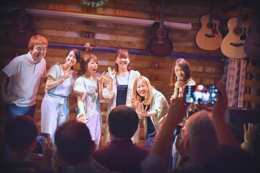 のインスタグラム：「Taylor Guitars Talk ＆ Live Special「歌輪ナイト Vol.7」へご来場の皆さんありがとうございました！  今回はチャージフリーの投げ銭にしたり、所々ブラッシュアップしたのですがいかがでしたでしょうか？！ホストとしては最初から最後まで楽しんでいただけたのなら本望です。  ゲストはもう言うまでもありません。最高だったでしょ？(笑)私もファンです。伊禮恵さん、山田尚史さん、やもとなおこキコリトリオさん、素敵なトーク＆ライブをありがとうございました！  半年間マンスリーで続けてきましたが次回開催はまだ未定で、さらなるブラシュアップをして帰ってきたいと思っています！  私は何でもかんでも自分でやってしまうクセがあって隙間を作るのが超不得意なので、歌わずにホストしてるくらいが丁度いいんですよね(笑)色んな人と一緒にイベントを作る機会をもらえてありがたいです本当に。  歌輪ナイトはまだまだ発展途上中！これからもよろしくお願いします！  Photographer：@nico_uehara  #歌輪ナイト #伊禮恵 #山田尚史 #やもとなおこ #キコリトリオ #アコギ弾き語り #ギター #テイラーギター #テイラーギターアーティスト #シンガーソングライター #インディペンデントアーティスト #acousticguitar #guitar #taylorguitars #taylorguitarsartist #singersongwriter #independentartis」