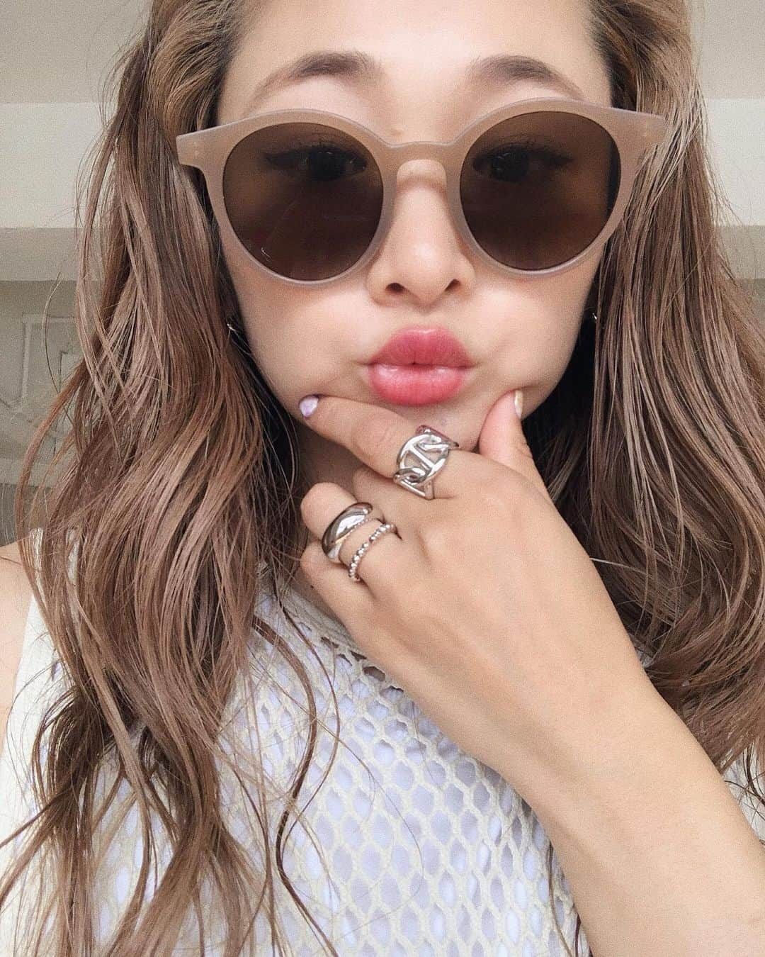 岩渕加恵さんのインスタグラム写真 - (岩渕加恵Instagram)「🕶 💓 💍 🕶 💓 🕶 ちょこっと前に " KLEAR "の撮影してきた〜ん🙌 めっちゃ可愛い子達がいっぱいです。 自分の子供みたいに言うけどww😂お楽しみにっ🧡 . そんで、そんで、そんで、お待ちかねの！！笑 サングラスの再入荷がけって〜い👏👏👏 ▫️6月28日（金）13時〜▫️ こんなにもみんなに愛されて、めっちゃ幸せです🥺🥺🥺🙏 いつも沢山のリクエストをありがとう〜💓💓💓 #KLEAR #サングラス #リング #いつもありがとう #LOVE #LOVE #LOVE 💋」6月23日 21時52分 - kae0113