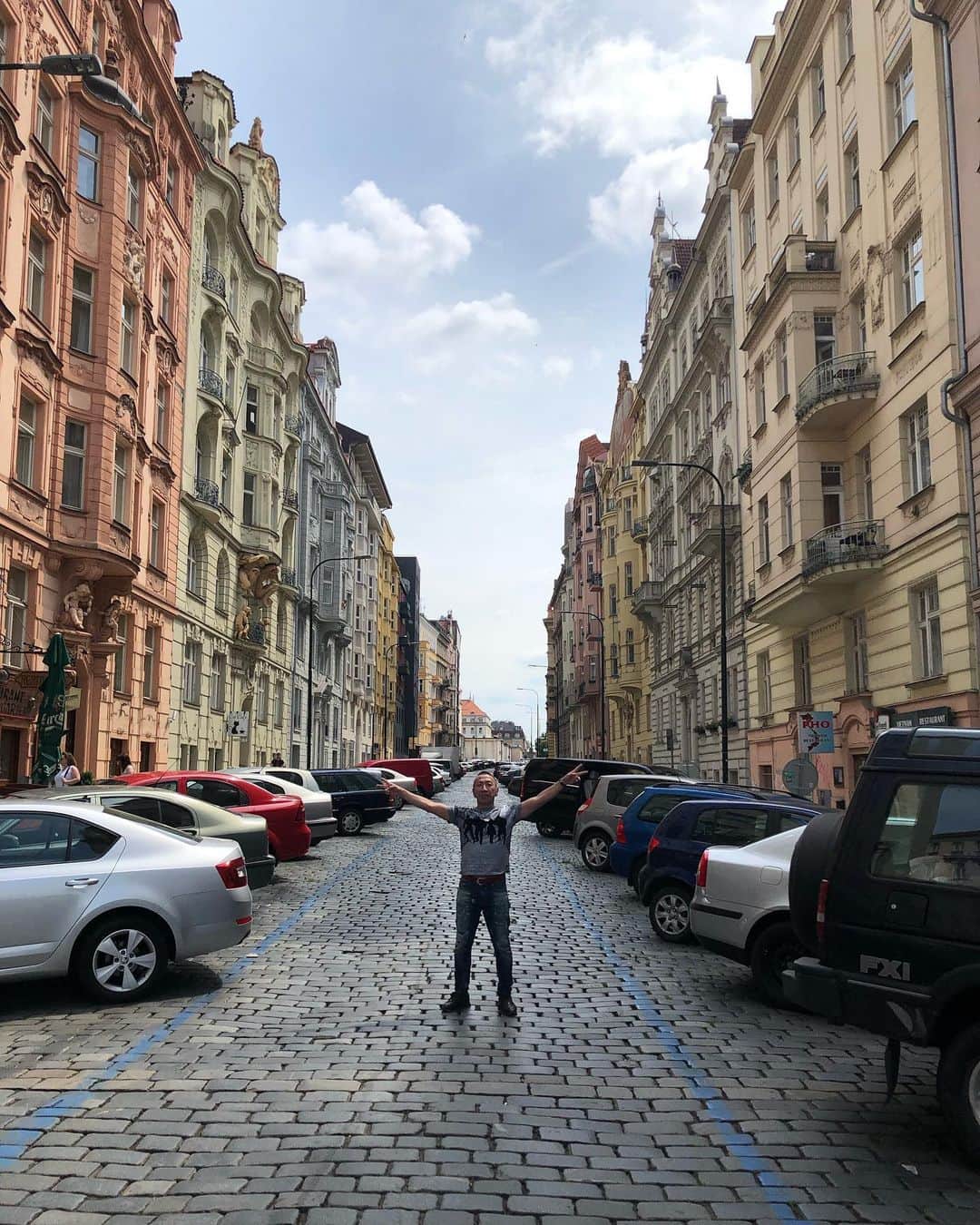 内山高志さんのインスタグラム写真 - (内山高志Instagram)「チェコ、プラハの街並みは素晴らしい‼️ 芸術的な街です^_^  #チェコ #プラハ #ビール #ワイン #ずっと食べて飲んでる」6月23日 21時52分 - takashikod