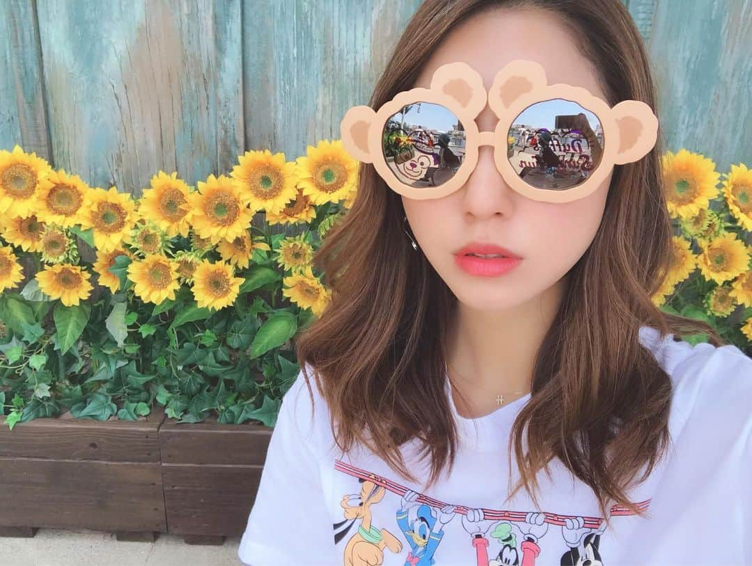 小山ひかるさんのインスタグラム写真 - (小山ひかるInstagram)「パークにある向日葵と🌻🌻 . 一人でもパークの中だと 御構い無しにセルフィー😂✨ . 一人行動苦手なひかるでも パークの中なら一人でなんでも出来るの☺️💓笑 . さすが夢の国やわ〜♪♪笑 . . #disney #disneysea #tds #tokyodisney #tokyodisneysea #tokyodisneyresort #ディズニー #ディズニーシー #セルフィー #selfie #自撮り #お一人様 #お一人様ディズニー #向日葵 #ひまわり #🌻 #盛れた #happy #smile #ダッフィー待ち #ダフグリ #ダフグリ待ち」6月23日 21時45分 - hikaru_kym