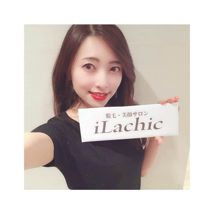 田丸あかりのインスタグラム：「先日のilachicさんの撮影💓 サロンスタッフの格好をさせて頂いたよ✨ . 一緒の事務所の あおいちゃんと♡ . クライアント様とスタッフさんと にこにこわいわい🌼💕 楽しく撮影させて頂きました♡ . . #ilachic #アイラシック #静岡 #新幹線 #遠征 #楽しい時間 #ありがとうございました 🌼❣️」