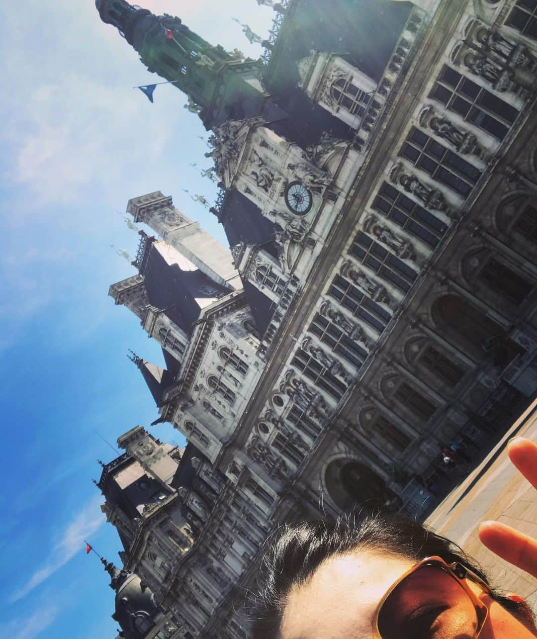 アヤメさんのインスタグラム写真 - (アヤメInstagram)「Because I’m a tourist🇫🇷👀 独り行動の宿命🤳 #記念写真#セルフィー#観光客丸出し #パリ出張 #hoteldeville #courtyard #lemarais #pariscityview #walkinparis #ayameparislondonbeertherapy2019」6月23日 22時01分 - ayame_socks