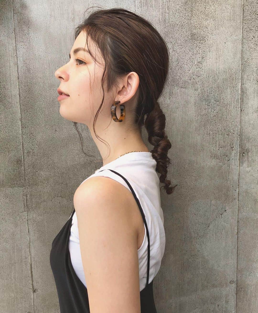 カワシリアツシのインスタグラム：「ピタッとネジネジアレンジ🌪 ・ ・ ・ ・ブリーチの回数がわからない。 ・値段が気になる。 ・ダメージが心配。など なんでもご気軽にご相談ください😊 ・ ご予約やご相談はURLもしくはDM・LINEにて待ちしております🙆‍♂️ ・ ・ ・ ご予約はトップページURLをクリック😊 もしくはDMください✉️ ・ ネットで×になってても お取りできるお時間もございますので、 ご気軽にご相談ください🙆‍♂️ ・  #アディクシー #イルミナカラー  #外国人風カラー #ミニボブ #切りっぱなしボブ #ハイライト #外ハネ #グラデーション #外国人風 #ポートレート #美容室 #美容院 #美容学生 #撮影 #東京 #渋谷  #ショートヘア #グレージュ  #ブルージュ #ブリーチ #portrait #フィルムカメラ #hairstyle #ショートカット #haircolor #ハイトーン #데일리룩 #时尚 #แฟชั่น#デジキュア」