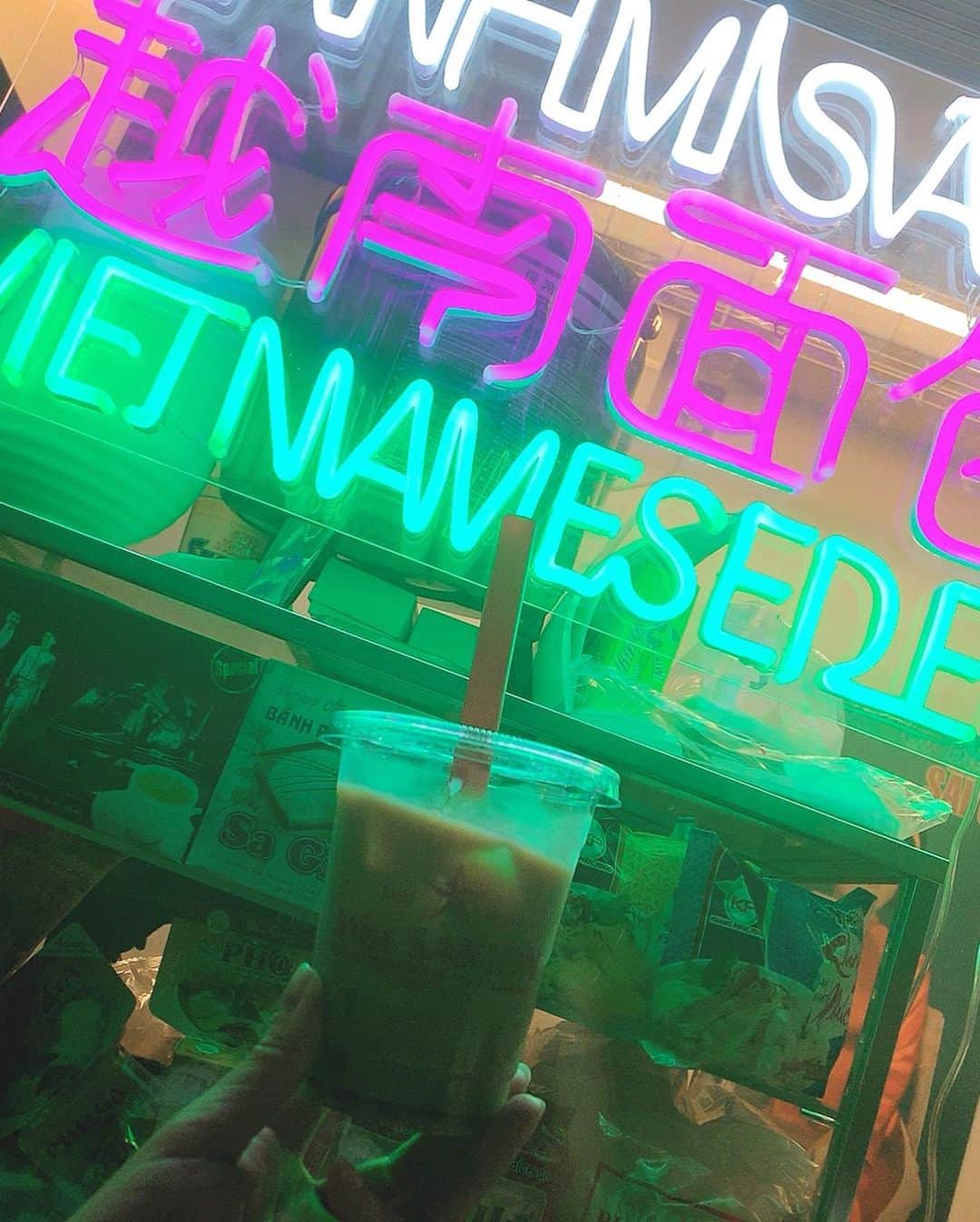 本橋優華さんのインスタグラム写真 - (本橋優華Instagram)「ベトナムなうって言ったら信じちゃう🇻🇳 ここ恵比寿でございます。 流行りのタピオカ飲みました。 アジア旅いきたいなぁ~  #タピオカ#バインミー#スタンド#ミスサイゴン #vietnam#ebisu#terrace#beer#trip#goodtime#fun#yatai」6月23日 21時57分 - uk_jp