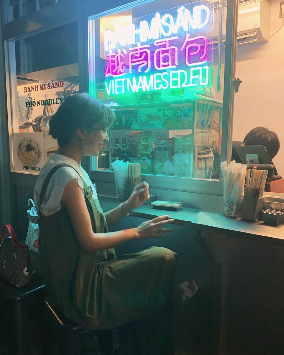 本橋優華のインスタグラム：「ベトナムなうって言ったら信じちゃう🇻🇳 ここ恵比寿でございます。 流行りのタピオカ飲みました。 アジア旅いきたいなぁ~  #タピオカ#バインミー#スタンド#ミスサイゴン #vietnam#ebisu#terrace#beer#trip#goodtime#fun#yatai」