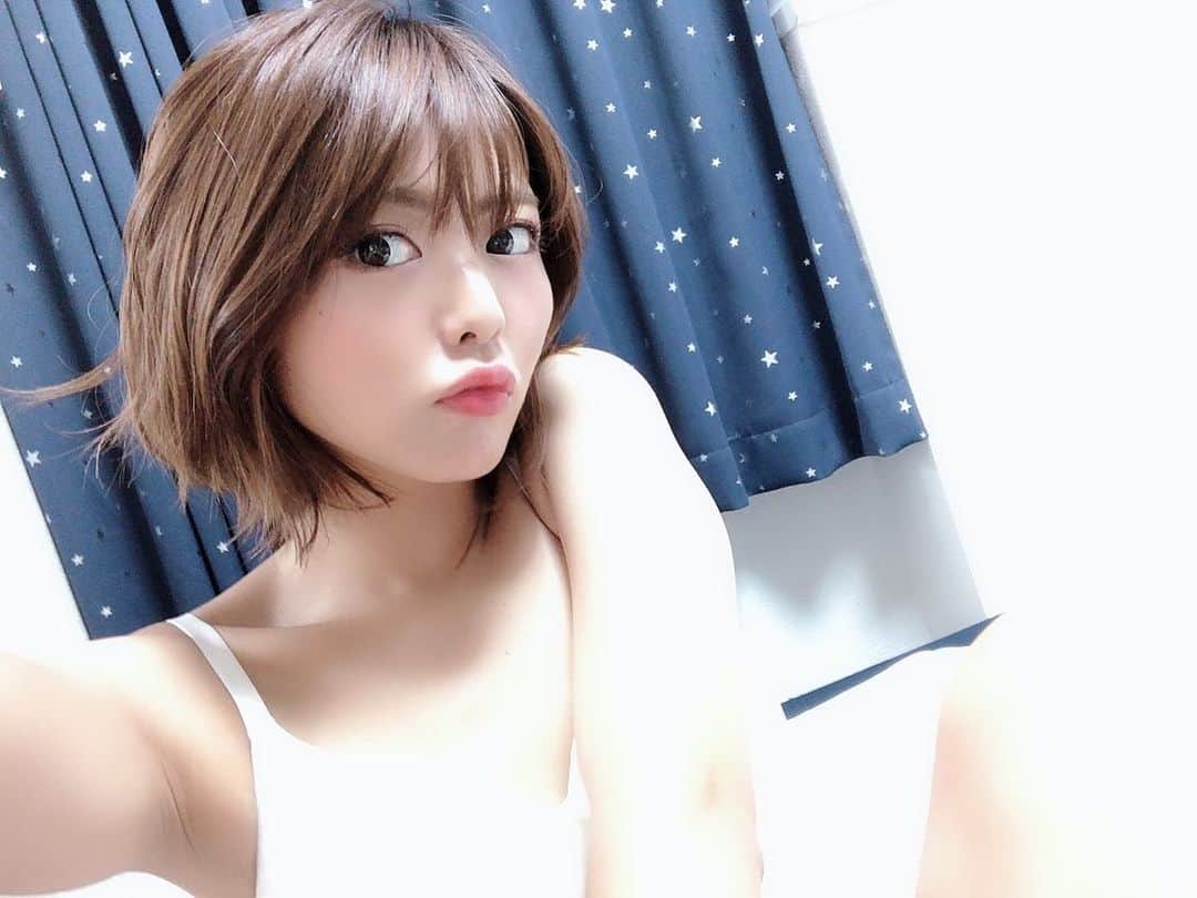 比良祐里のインスタグラム：「何故かどうしても跳ねる毛束😇😇 ロングって巻くの楽ちんだったなーとしみじみ🙈 私が下手なだけなんだけども😂✨ #ボブ #ショートボブ #巻き髪」