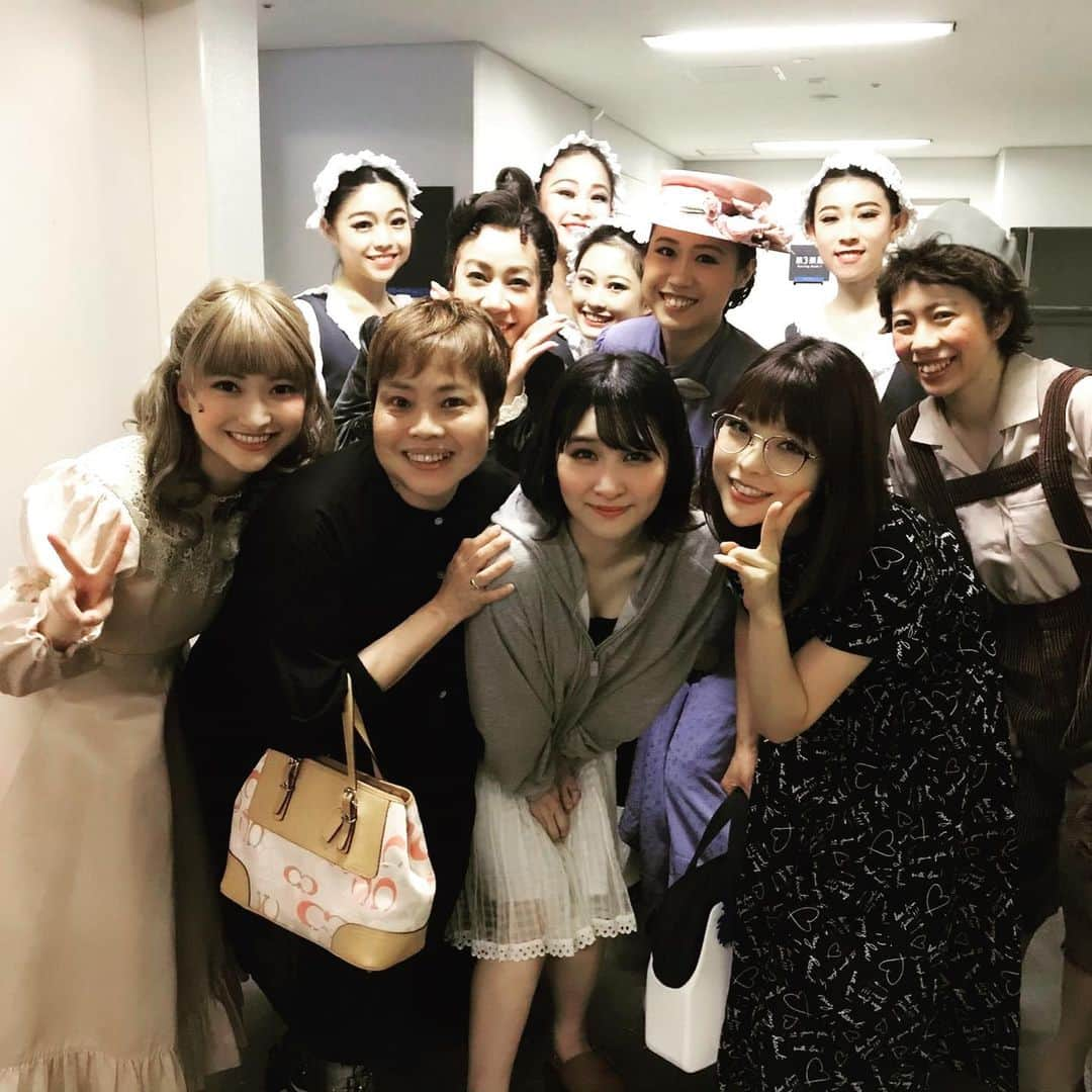 鎌田ひかりさんのインスタグラム写真 - (鎌田ひかりInstagram)「府中市の小学校 ３０校！！ ３年生 全員が学校行事の一環として #ミュージカル #アルプスの少女ハイジ キャパ2000席の大きなホールで ２公演に分けて、観に来てくださいました❗️🥰 ピュアで素直な声援や反応や拍手に、我々も大変感動を頂きました🥺❤️ 去年のハイジ役、#元モー娘。の #小川麻琴 ちゃんと、元ペーター役、#神野美奈実 さんも応援に駆け付けてくれました🥰 #府中の森芸術劇場 #劇団東少  明後日は、 #地元 #群馬県 にてラジオ生放送です📻✨ #ラジオ高崎 まで会いに来てくださる方❤️ 待ってまーす(^ ^) #高崎駅 #新幹線乗り場近く #窓越し  そして、生放送聴けそうな方、聴いてねん📻✨ 番組名：Air Place（#エアプレイス） 放送時間：午後4時~6時54分　生放送 出演者：#ジョナサンシガー さん＆#田野内明美（ラジオ高崎）  #鎌田ひかり 出演時間 6月25日(火)午後4時5分頃より約20分間 (๑˃̵ᴗ˂̵)✨」6月23日 21時58分 - kamata.hikari