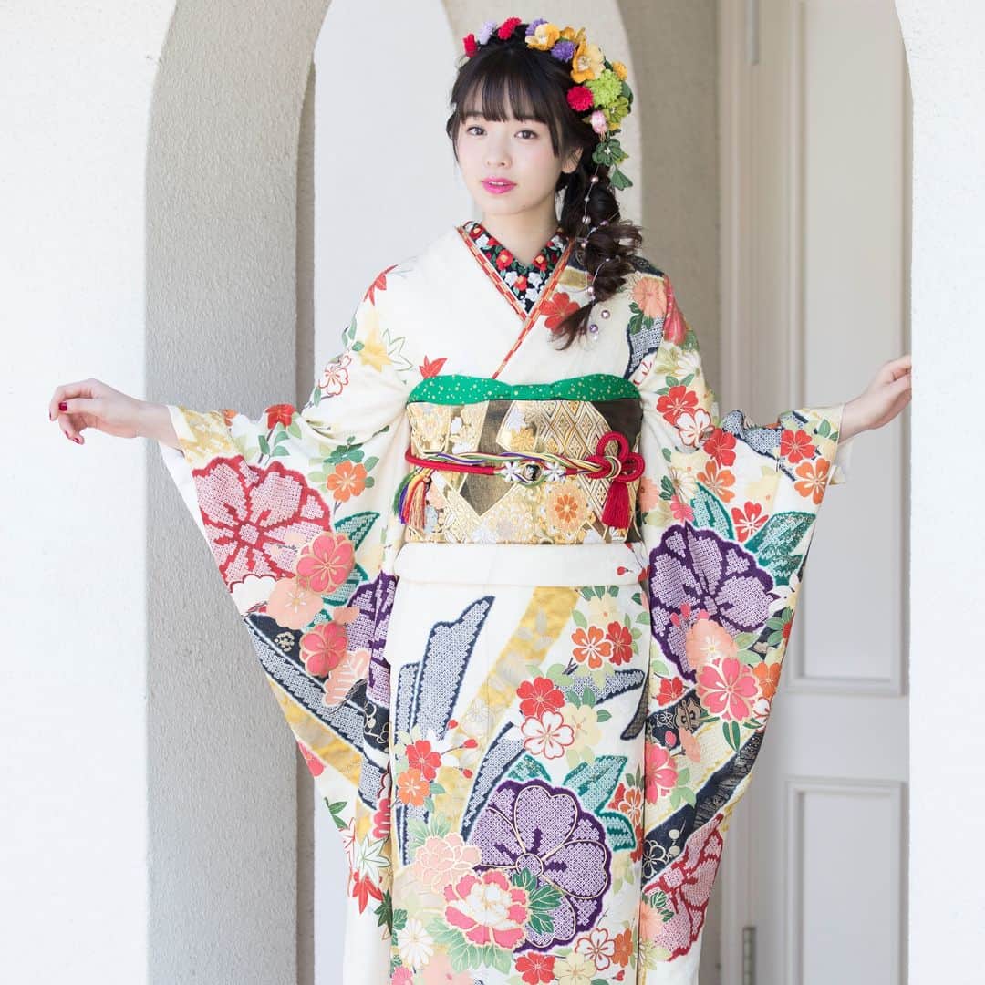 京都きもの友禅【公式】さんのインスタグラム写真 - (京都きもの友禅【公式】Instagram)「白地に桜の大判柄が印象的な振袖🌸 ヘアスタイルは編みおろしでお花を散らして女の子らしさを底上げ💗 . @kimono_yuzenで振袖コーディネートをcheck♪ . #京都きもの友禅 #ハタチは一生もの #振袖 #furisode #振袖レンタル #成人式振袖 #はたち #ハタチ #成人式 #成人式前撮り #振袖前撮り #振袖コーディネート #振袖コーデ #振袖ヘアメイク #成人式髪型 #キモノ#kimono #和装 #着物好き﻿ #フリジョ #ふりそでーしょん #振袖ヘアメイク #ふりそでカタログ #白振袖 #振袖白 #フォトジェニック #インスタ映え #キュート #横田真悠」6月23日 22時00分 - kimono_yuzen
