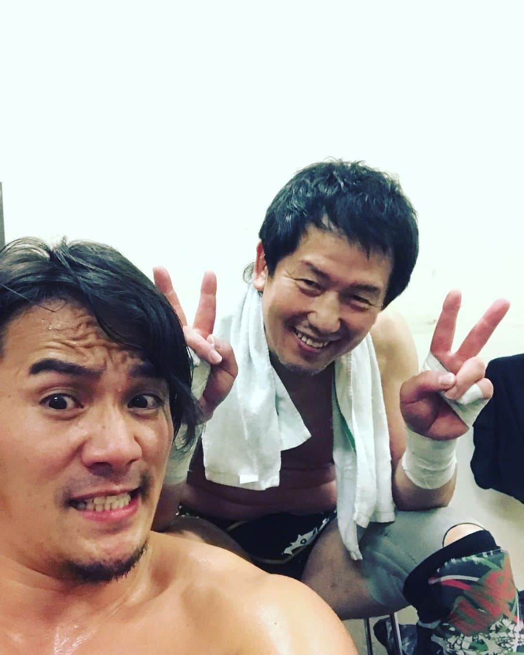 進祐哉のインスタグラム：「広島営業からの大阪で試合🤼‍♂️ 喧嘩番長とパチリ📸周ちゃんがいない…。 試合は金本さん大暴れ😈  試合前は墓場の画廊イベントとカレー🙌  #墓場の画廊  #skulltoys」