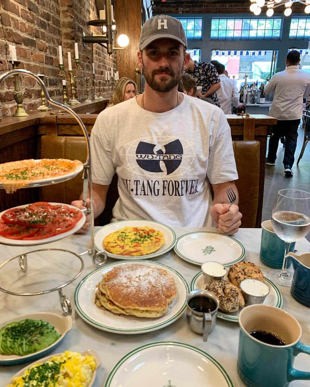 ケビン・ラブさんのインスタグラム写真 - (ケビン・ラブInstagram)「Sunday Brunch @ Sadelle’s. Gotta allow yourself a cheat meal every once in a while. Good for both your mental and physical. List your go to binge below 👇🏻👇🏻👇🏻#bringbackfatkevin  Oh, and @pr_rwtw good looking out on the 🧾💵」6月24日 3時29分 - kevinlove