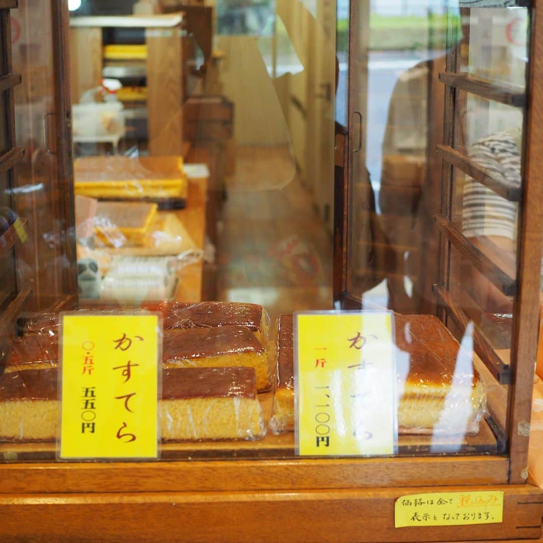 岡田育さんのインスタグラム写真 - (岡田育Instagram)「Google this golden things as “Castella Cake”, popular all over Japan, and Sakamotoya Tokyo is one of my favorites. 🍴🥇🍴🥇🍴 . . あのー、たぶん皆さんご存知ないと思うのですが、この国には世にも珍しい黄金色の菓子がありましてね、なんかどこの国のケーキとも全然違って謎に超美味しいんですけど、英語に翻訳するとスポンジケーキってなるのが全然納得いかないんですよね……まぁ知らないと思いますけどね、かすてら、っていう名前なんですよね……。 . . #castellacake #かすてら #四ツ谷坂本屋 #yotsuya #sakamotoya #帰国のたびに太るわけだよ #desserttime😋 #japanesesweets」6月24日 3時30分 - okadaic