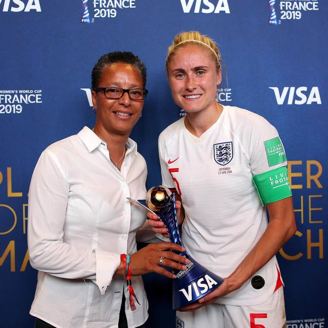 FIFAワールドカップさんのインスタグラム写真 - (FIFAワールドカップInstagram)「Congratulations to 🏴󠁧󠁢󠁥󠁮󠁧󠁿 @stephhoughton2! The #PlayeroftheMatch presented by Visa for #ENGCMR! . *The trophy was presented by Hope Powell, former England women’s football coach #FIFAWWC #DareToShine」6月24日 3時31分 - fifaworldcup