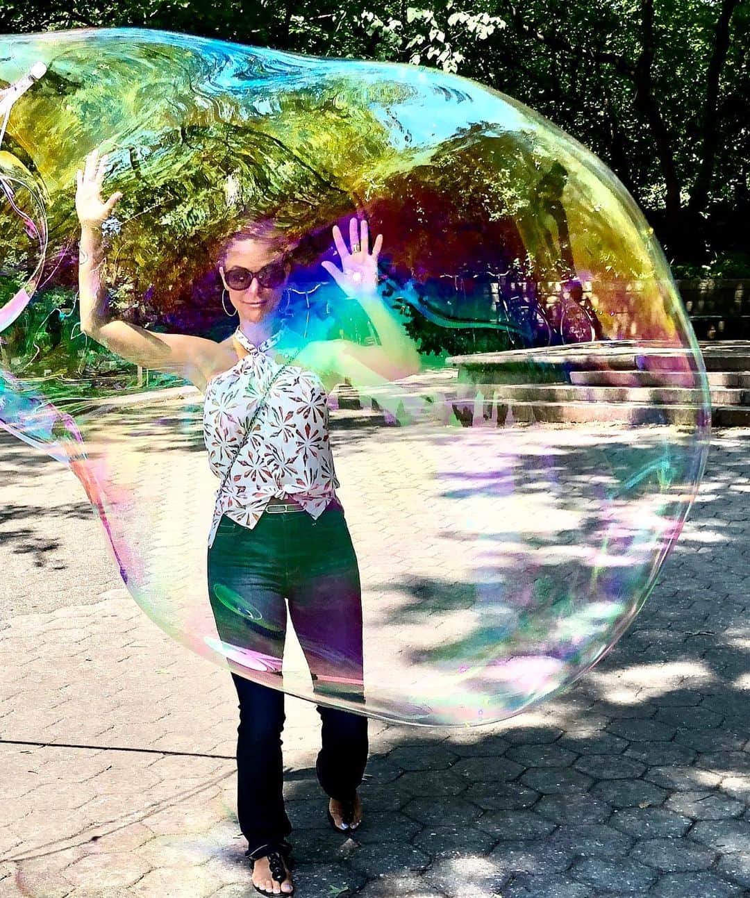 さんのインスタグラム写真 - (Instagram)「Livin’ in the #bubble In my fave city #NY 🍎 #centralpark  Photo cred: @topteentraveler @schoolofnytimes」6月24日 3時31分 - evalarue