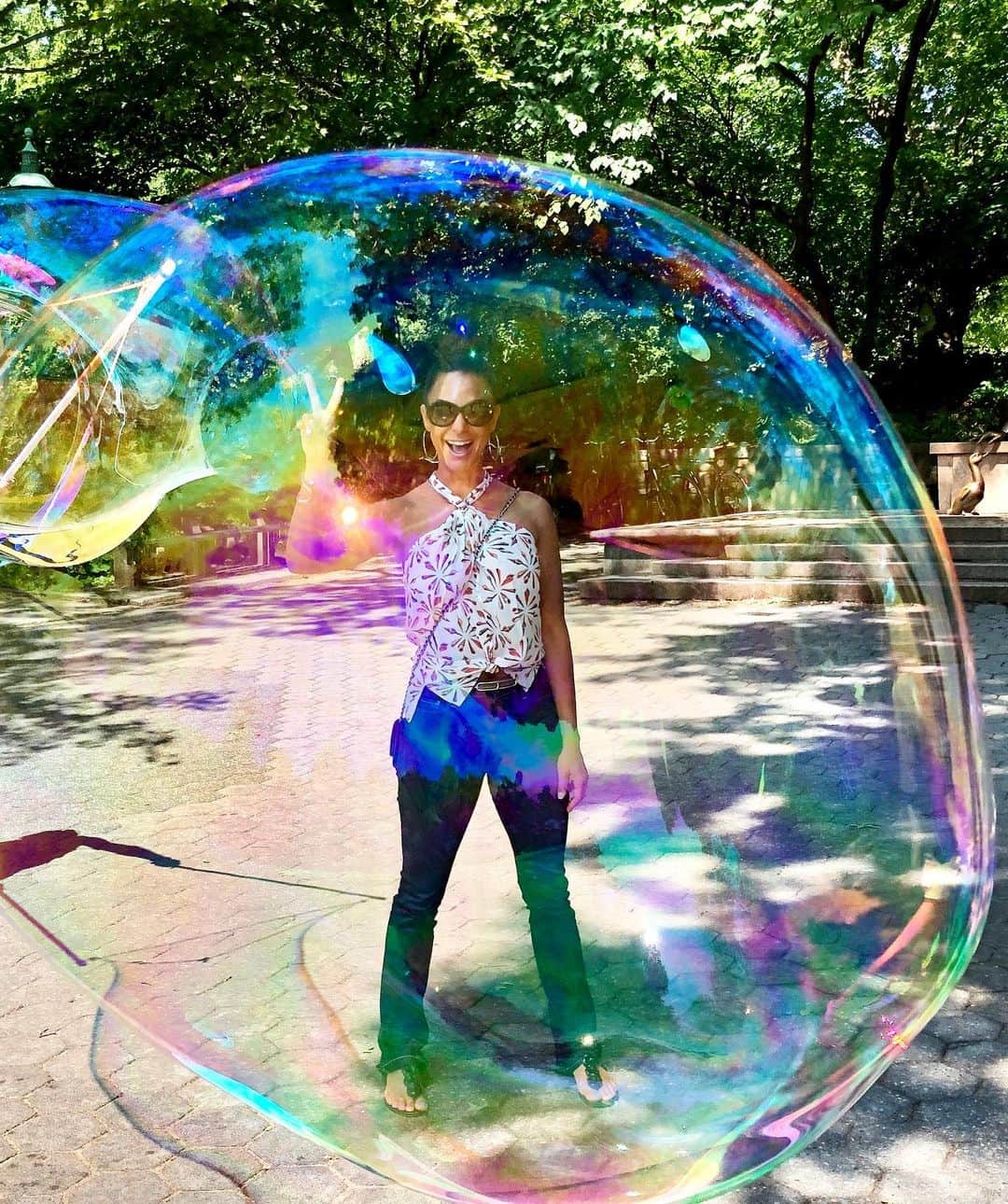 さんのインスタグラム写真 - (Instagram)「Livin’ in the #bubble In my fave city #NY 🍎 #centralpark  Photo cred: @topteentraveler @schoolofnytimes」6月24日 3時31分 - evalarue