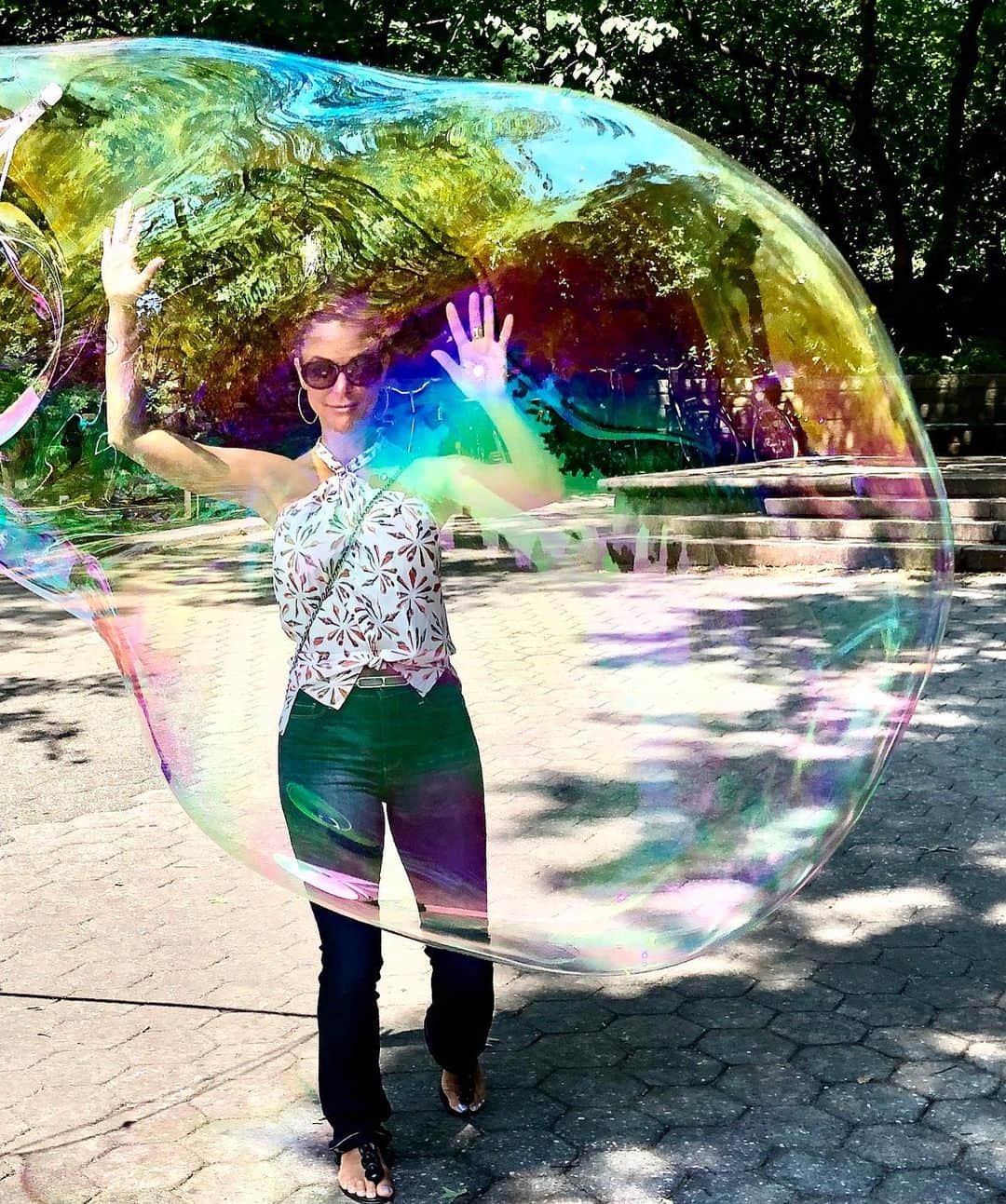 のインスタグラム：「Livin’ in the #bubble In my fave city #NY 🍎 #centralpark  Photo cred: @topteentraveler @schoolofnytimes」